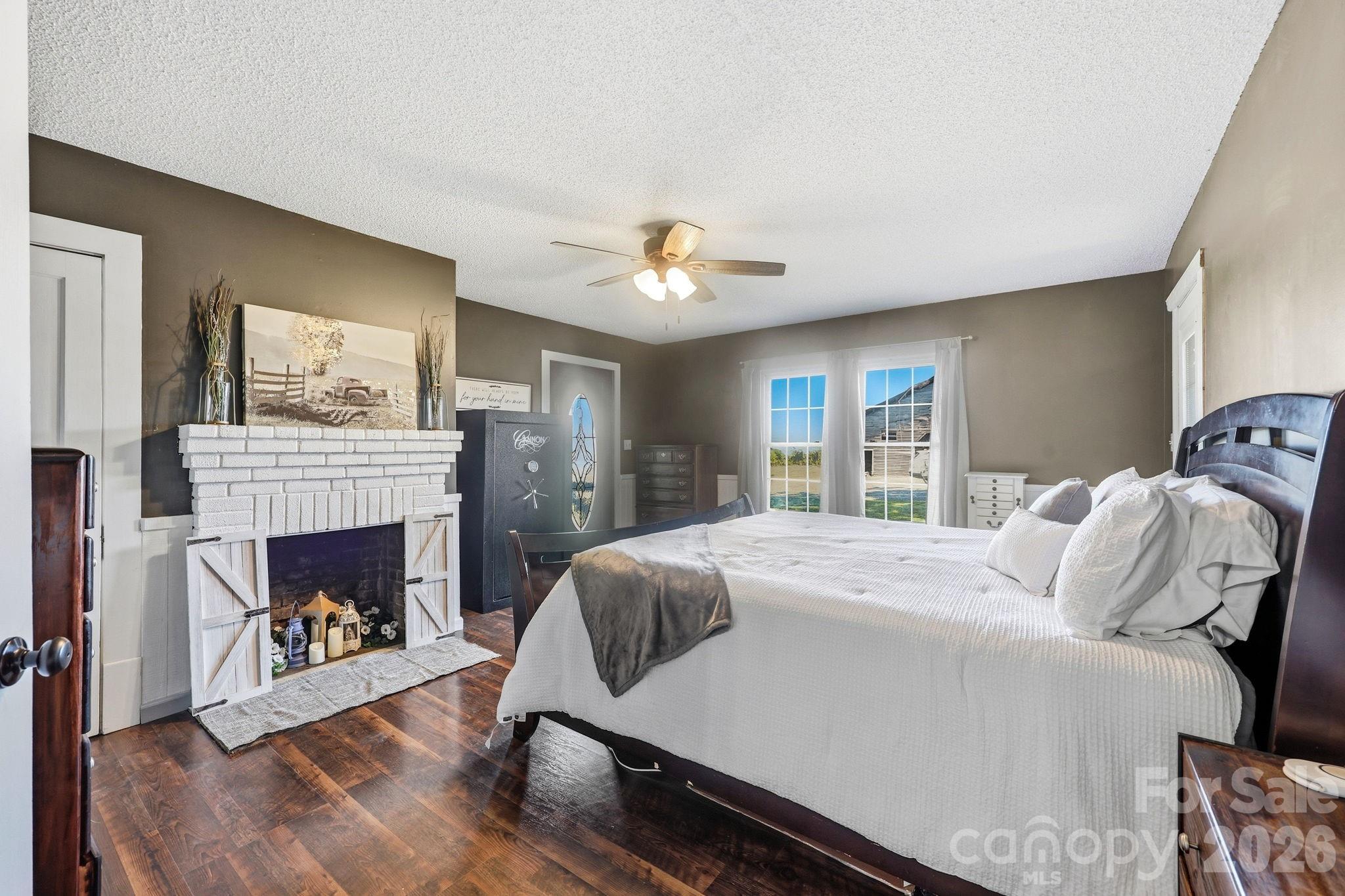 3885 Richfield Road — Richfield