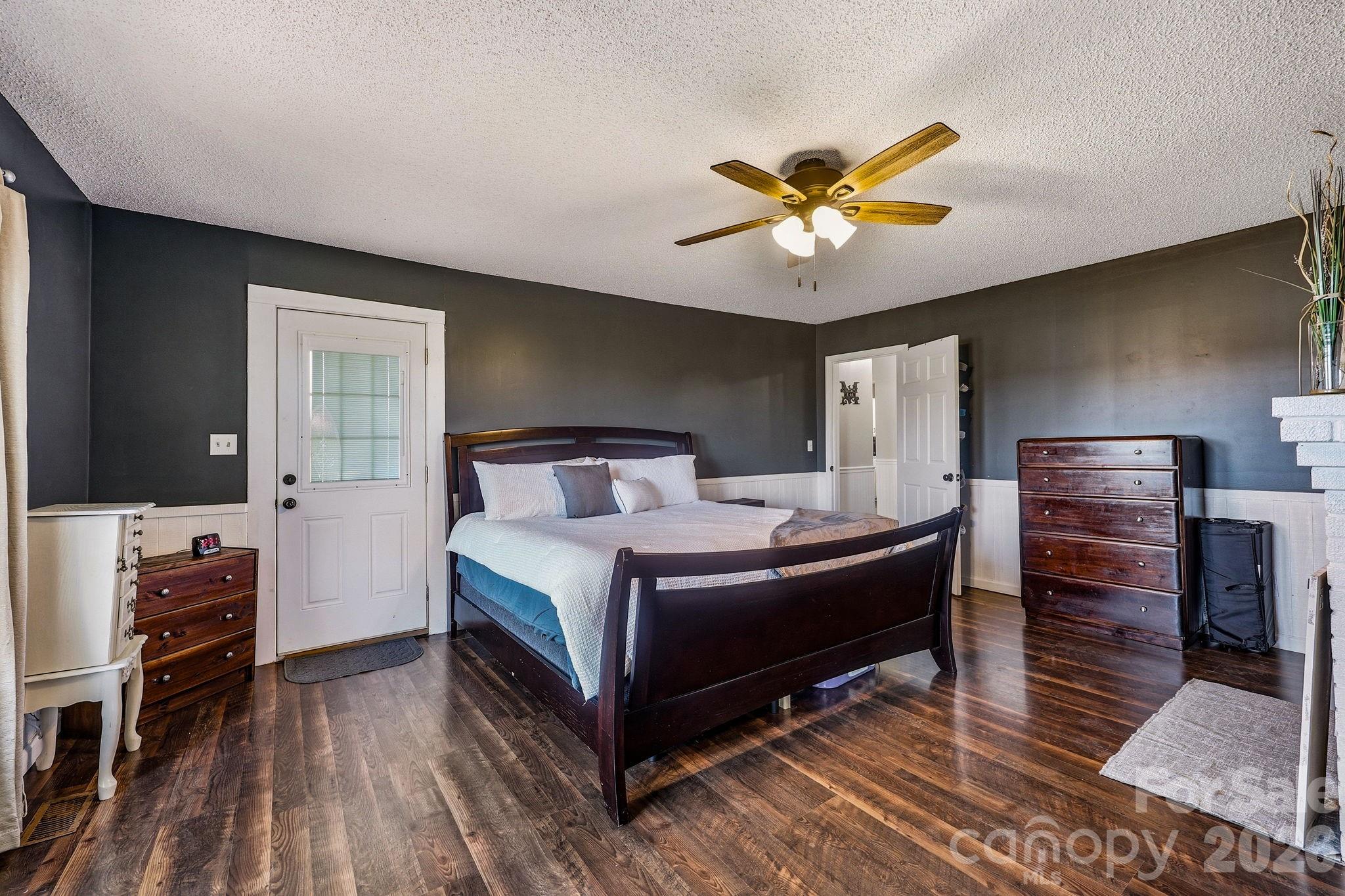 3885 Richfield Road — Richfield
