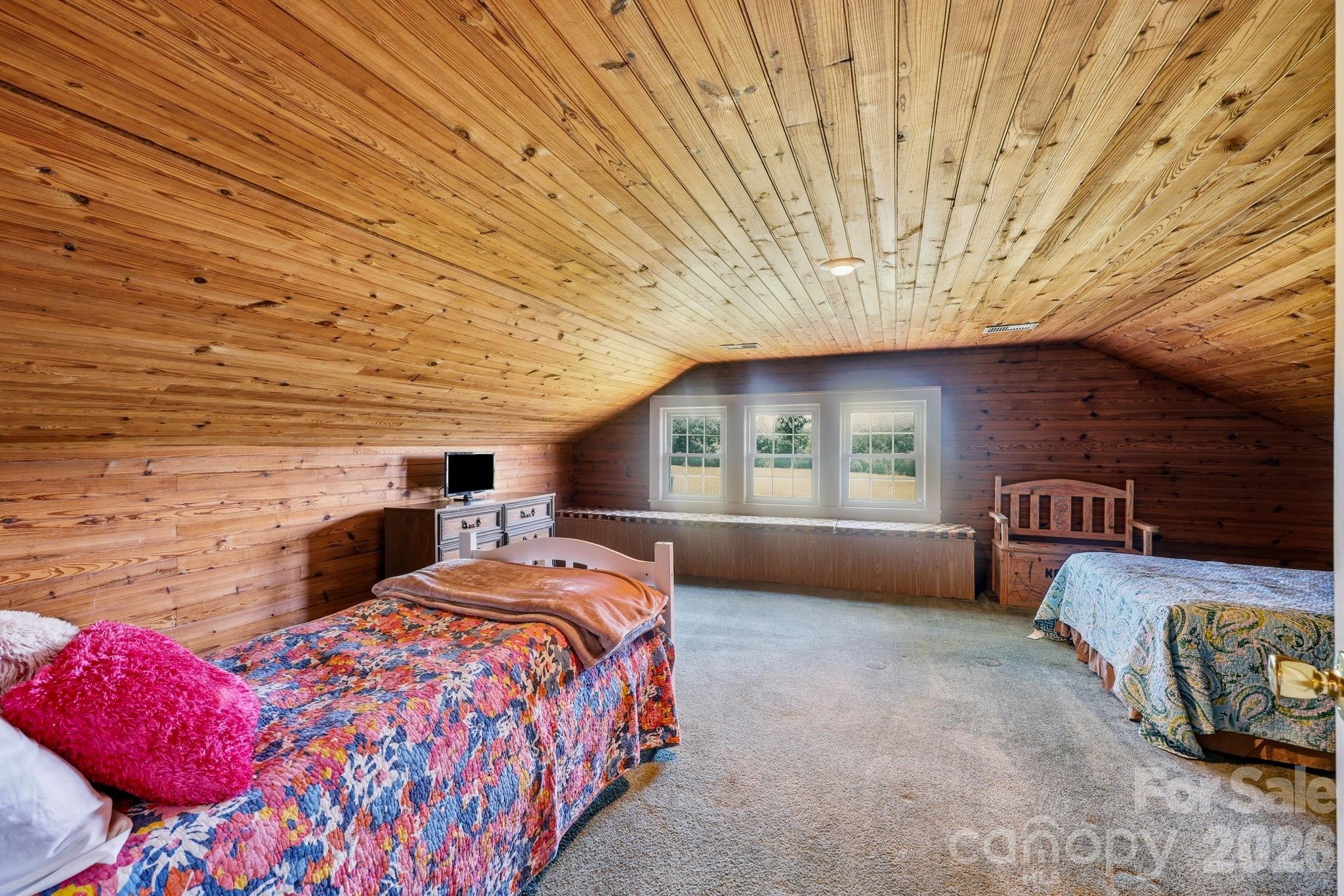 3885 Richfield Road — Richfield