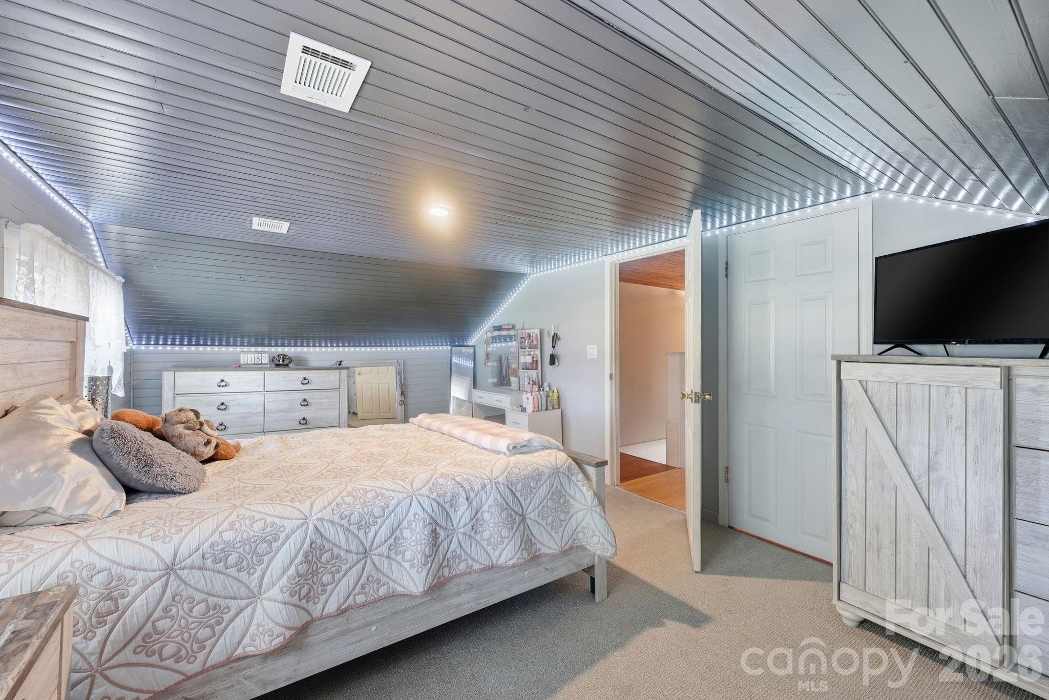 3885 Richfield Road — Richfield