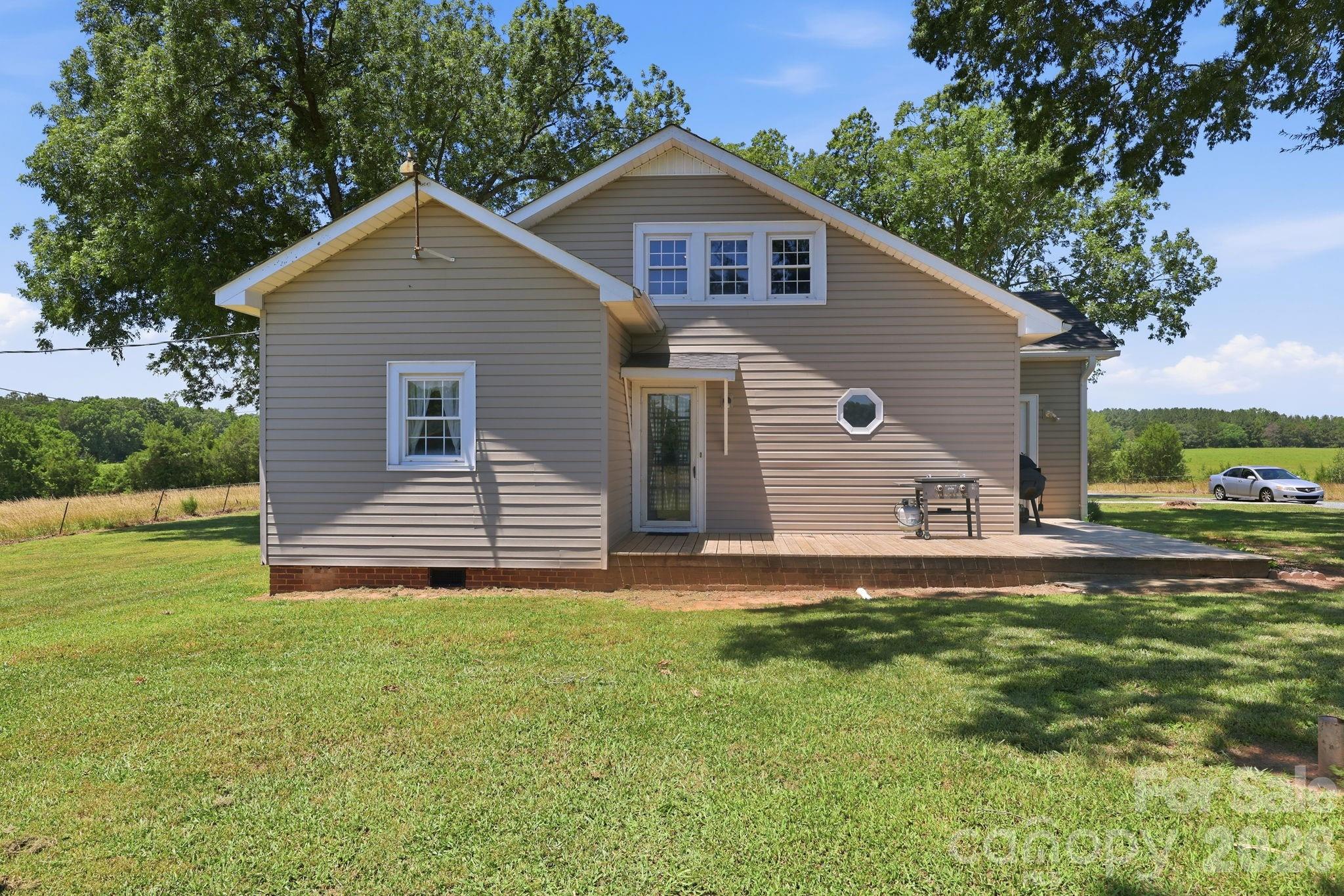 3885 Richfield Road — Richfield