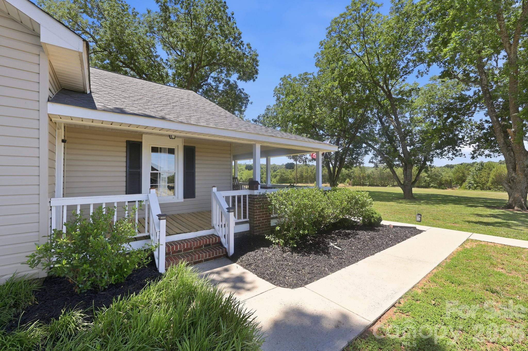 3885 Richfield Road — Richfield
