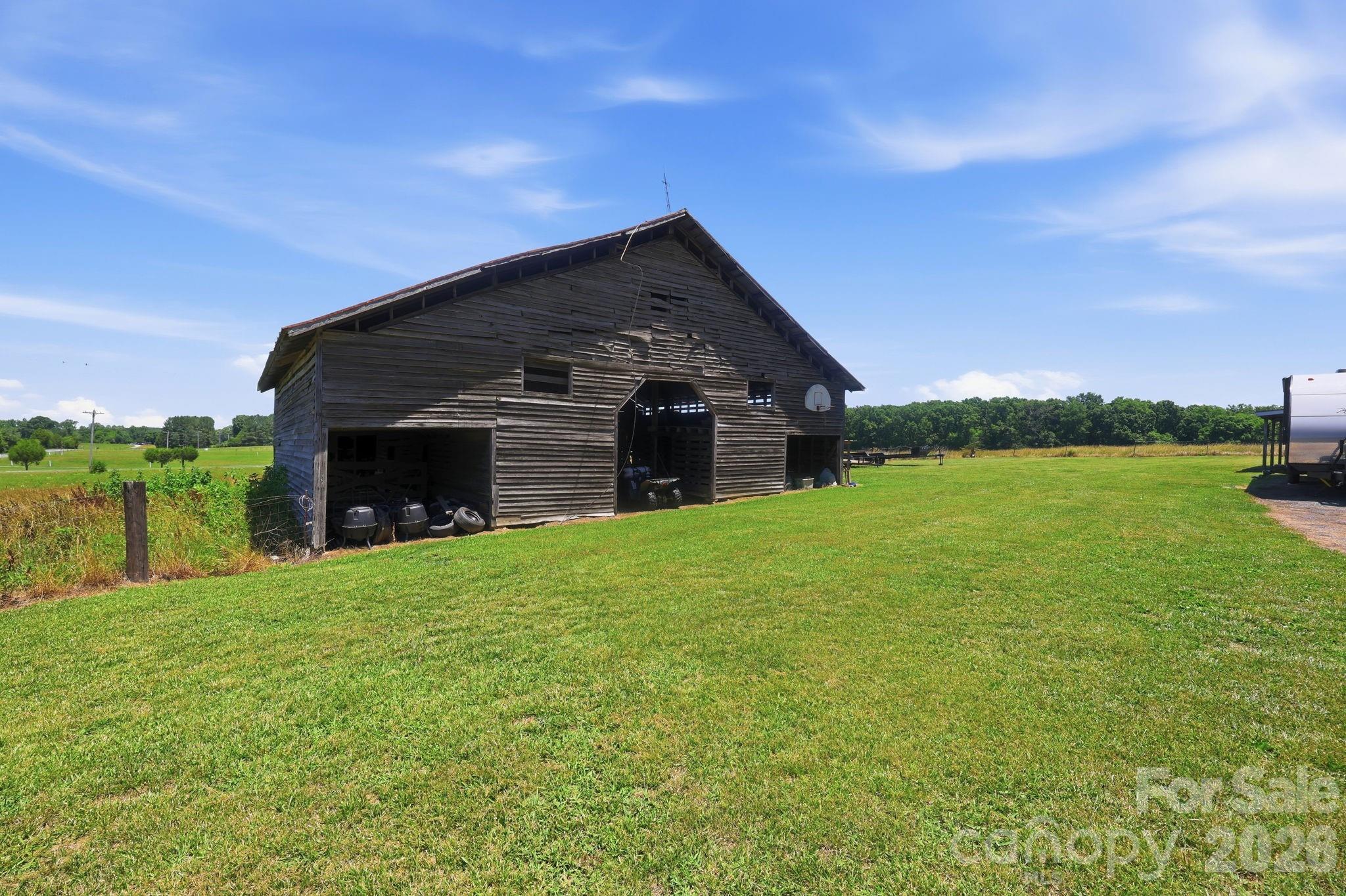 3885 Richfield Road — Richfield