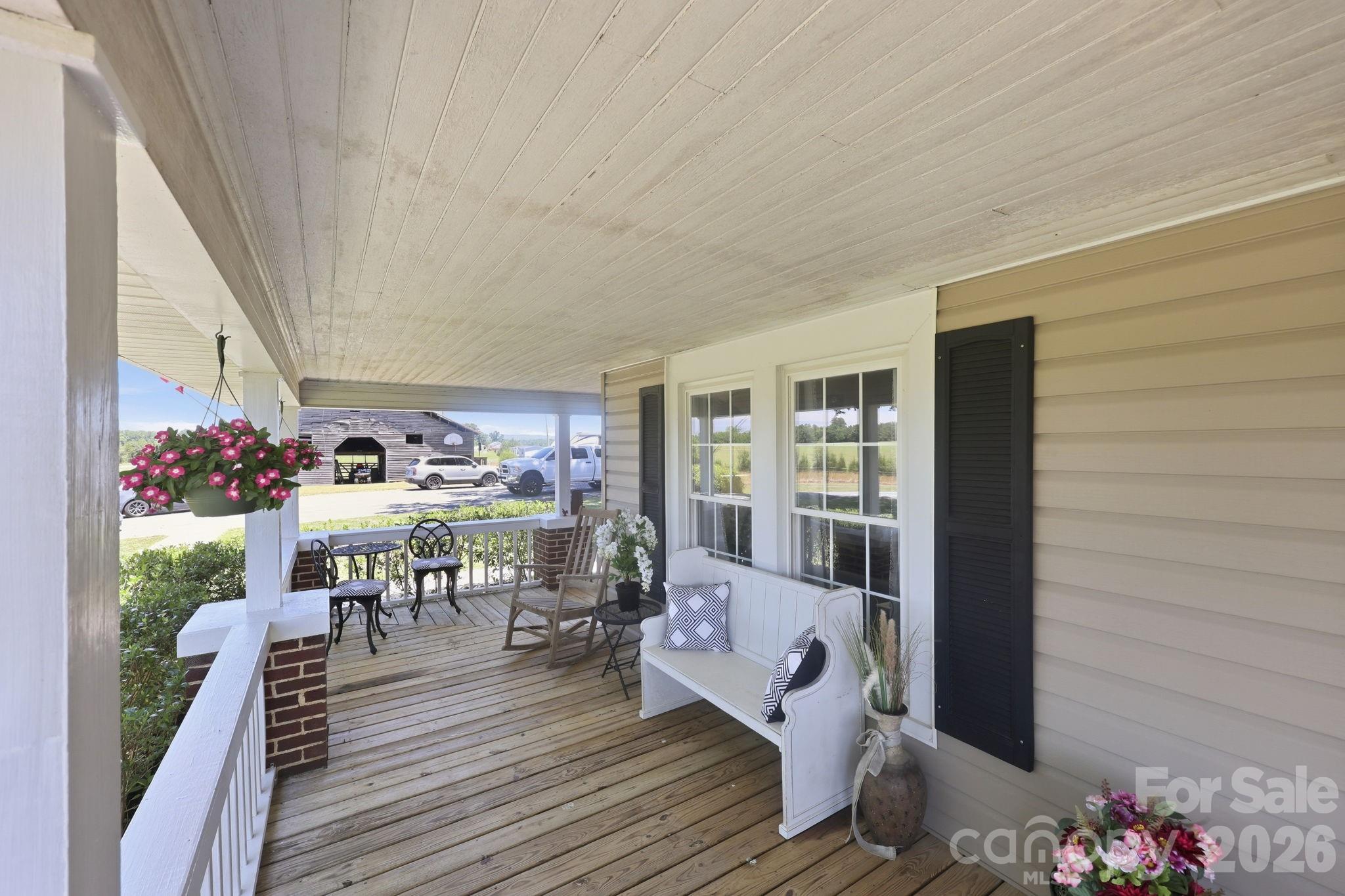 3885 Richfield Road — Richfield