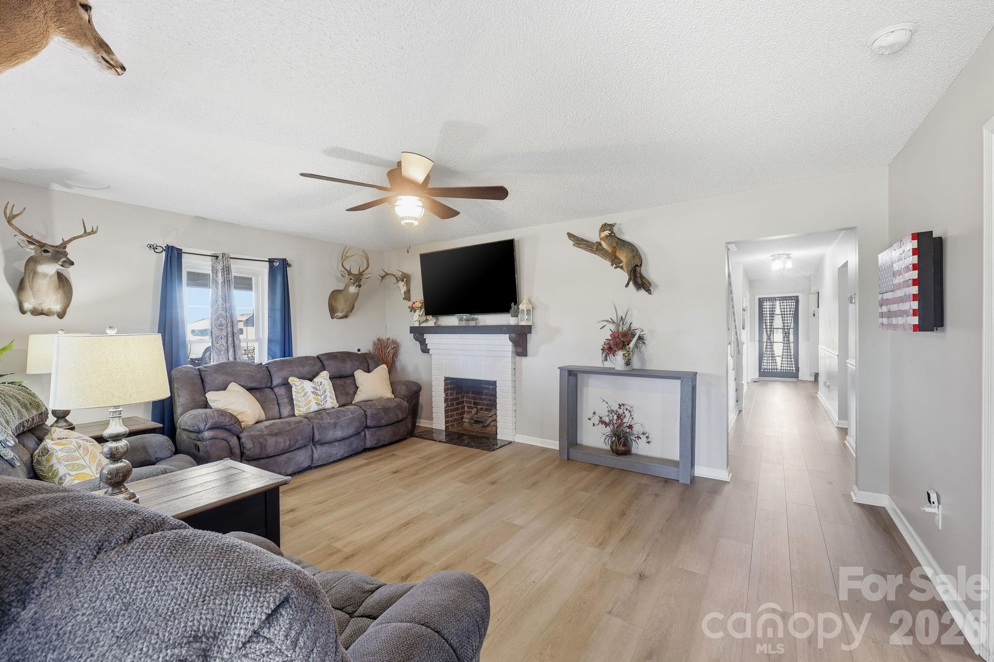 3885 Richfield Road — Richfield
