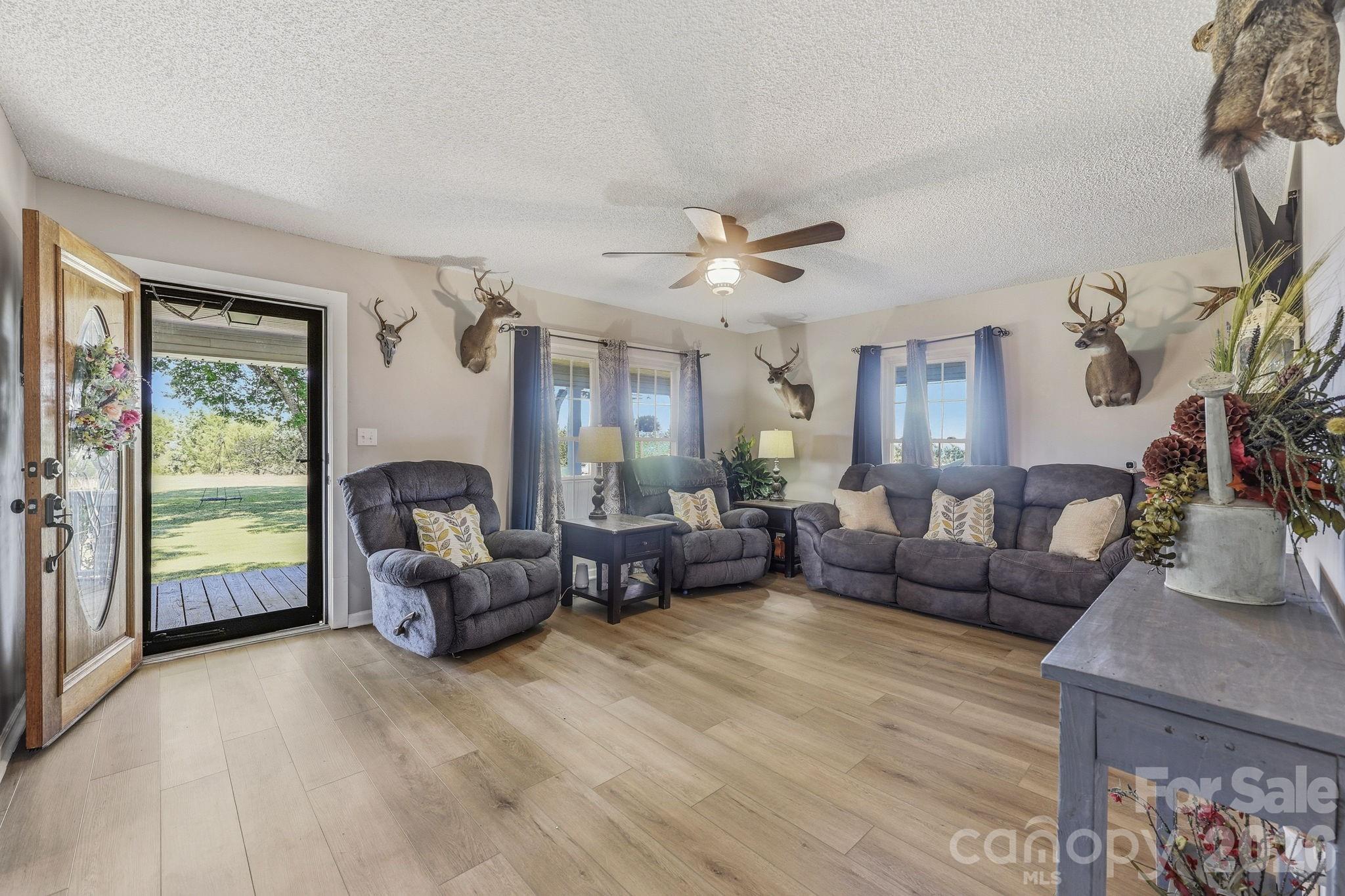 3885 Richfield Road — Richfield