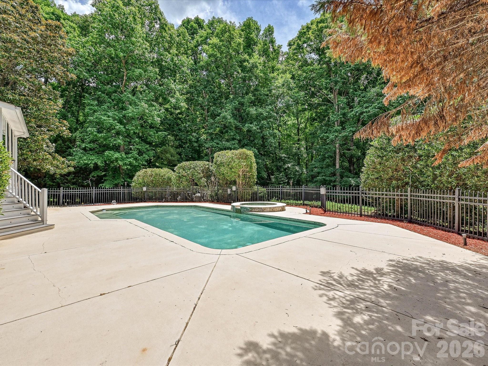 2744 W Pinewood Road — Chester