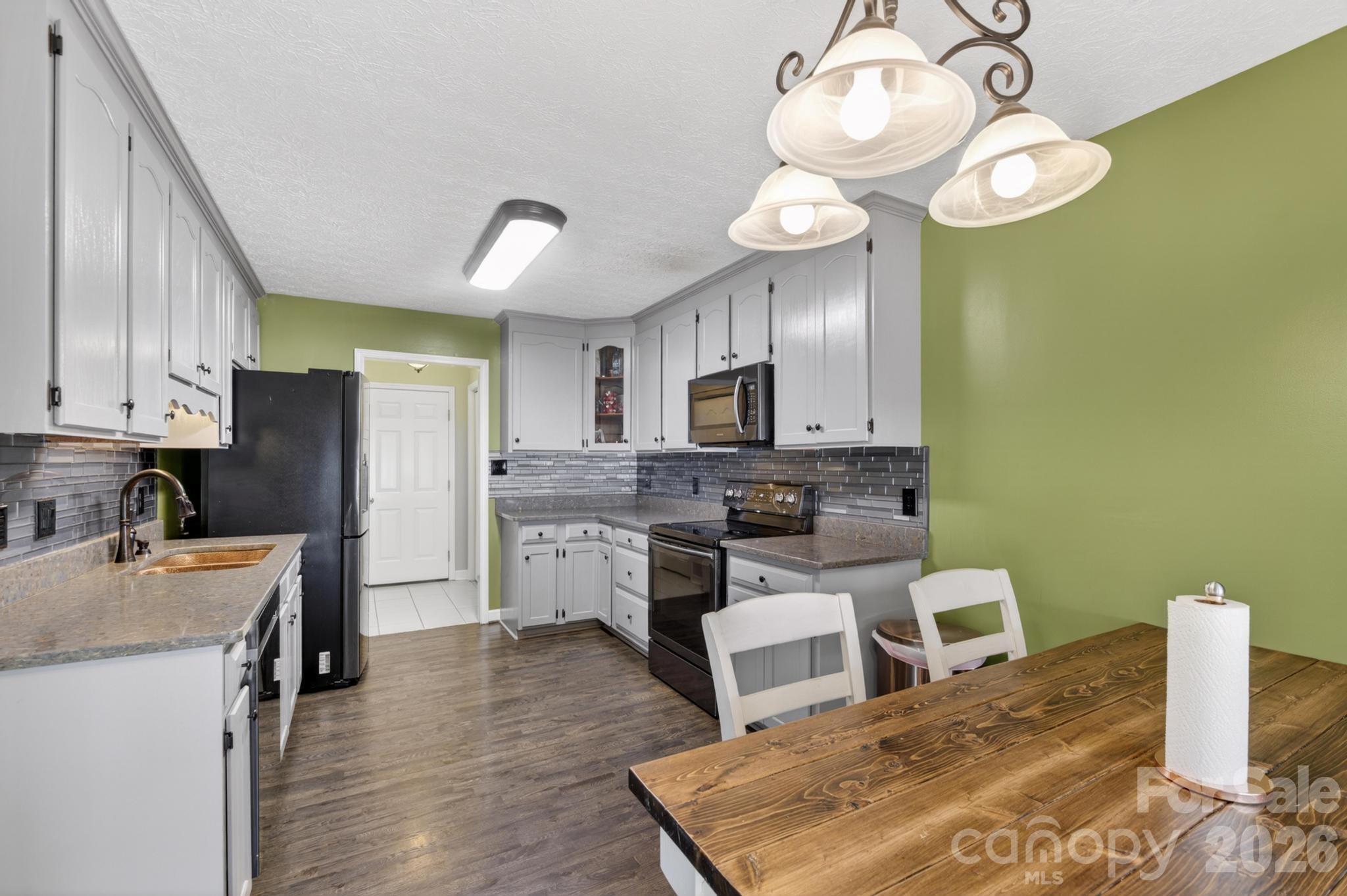 1590 Mayfair Drive — Conover