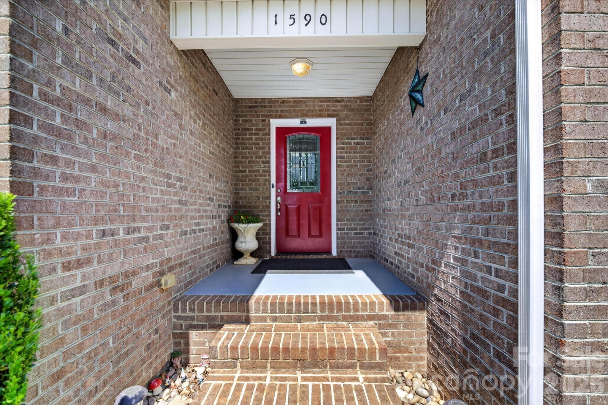 1590 Mayfair Drive — Conover