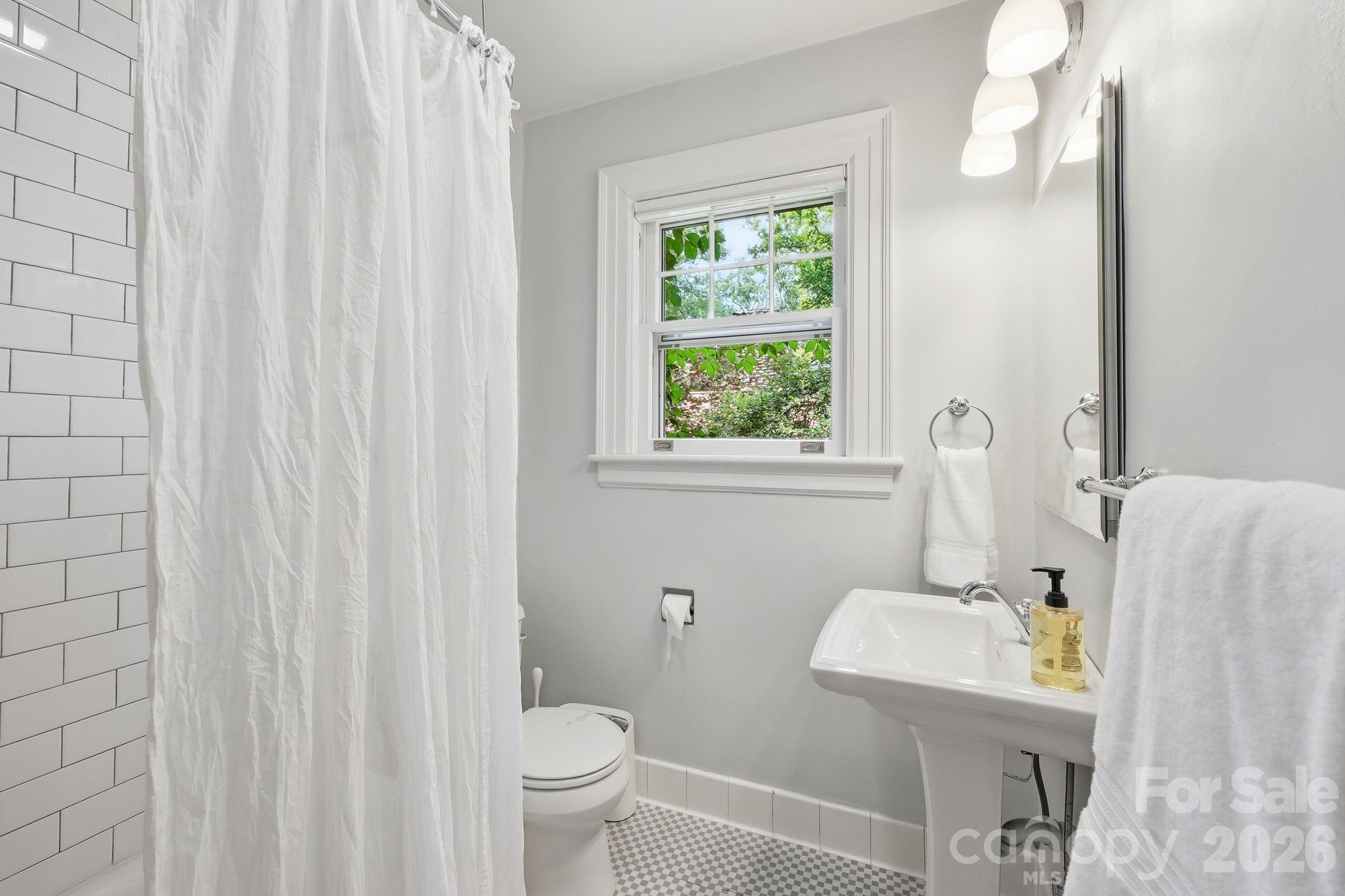 23 Warwick Place — Asheville