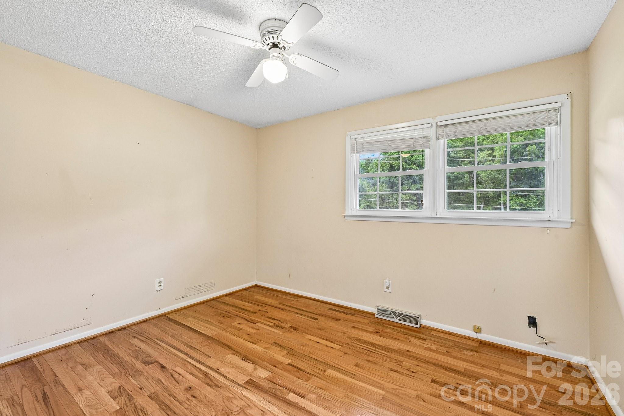 8417 Rolling Hills Avenue — Hickory