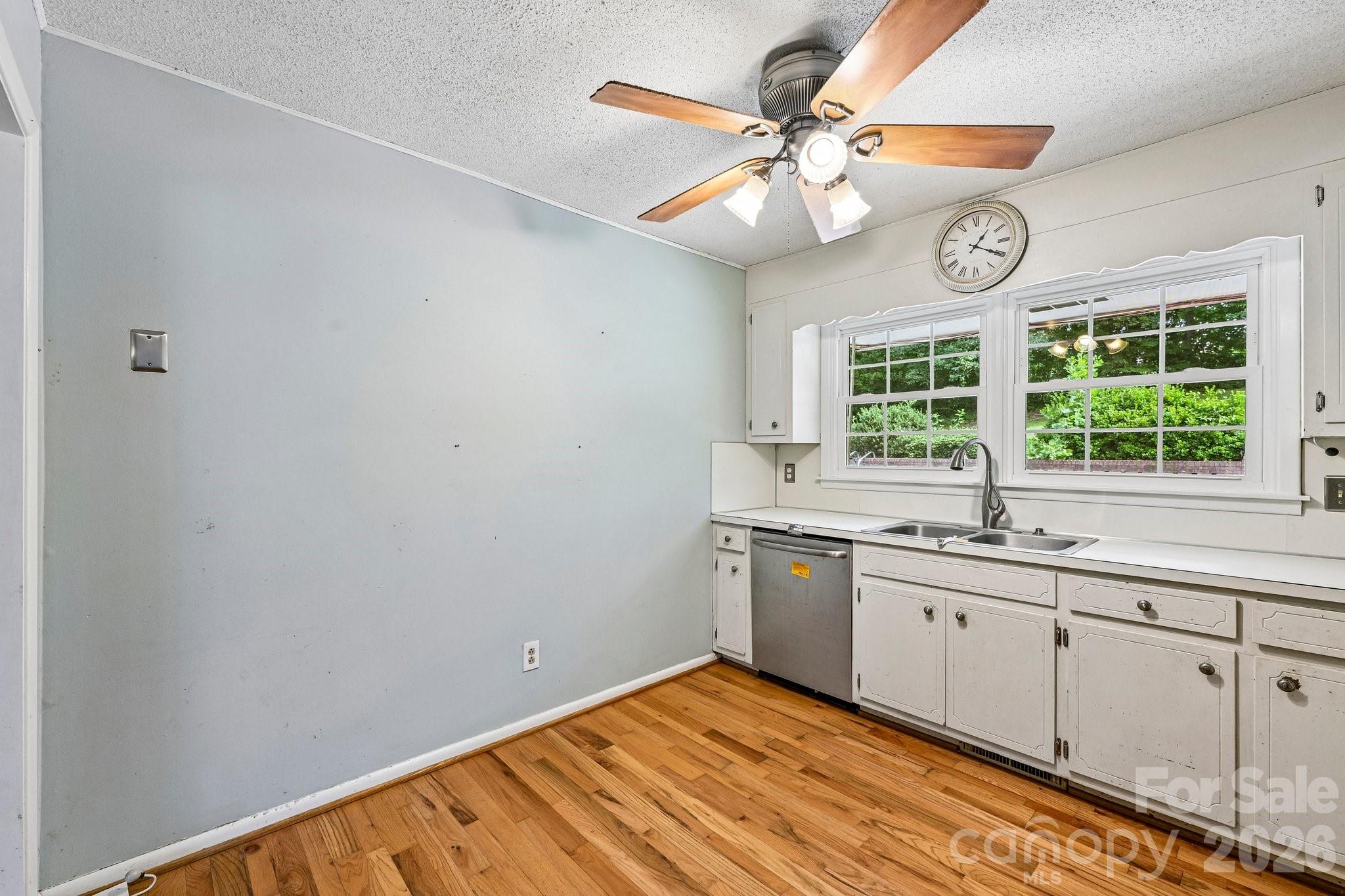 8417 Rolling Hills Avenue — Hickory