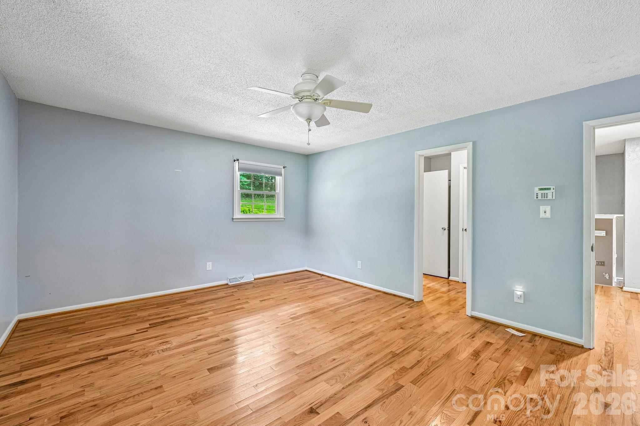 8417 Rolling Hills Avenue — Hickory