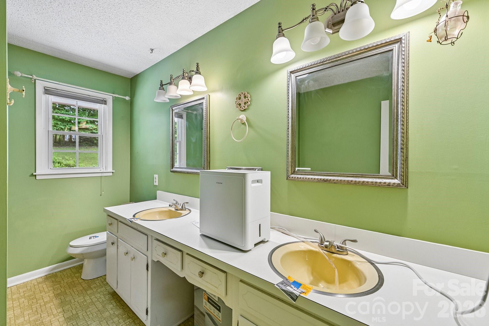 8417 Rolling Hills Avenue — Hickory