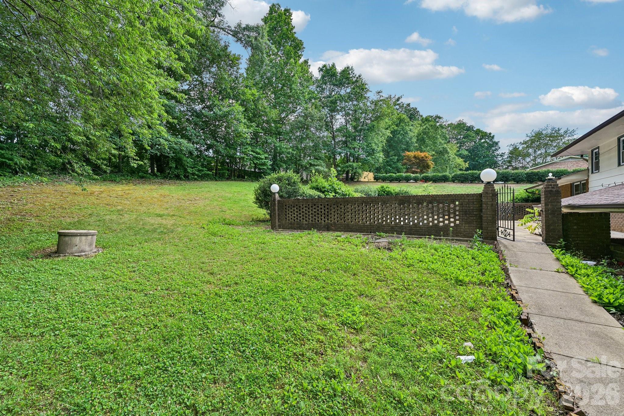 8417 Rolling Hills Avenue — Hickory