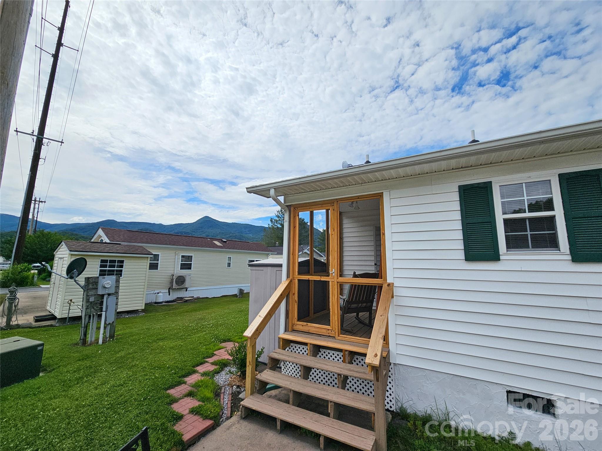 68 Strollers Lane — Waynesville