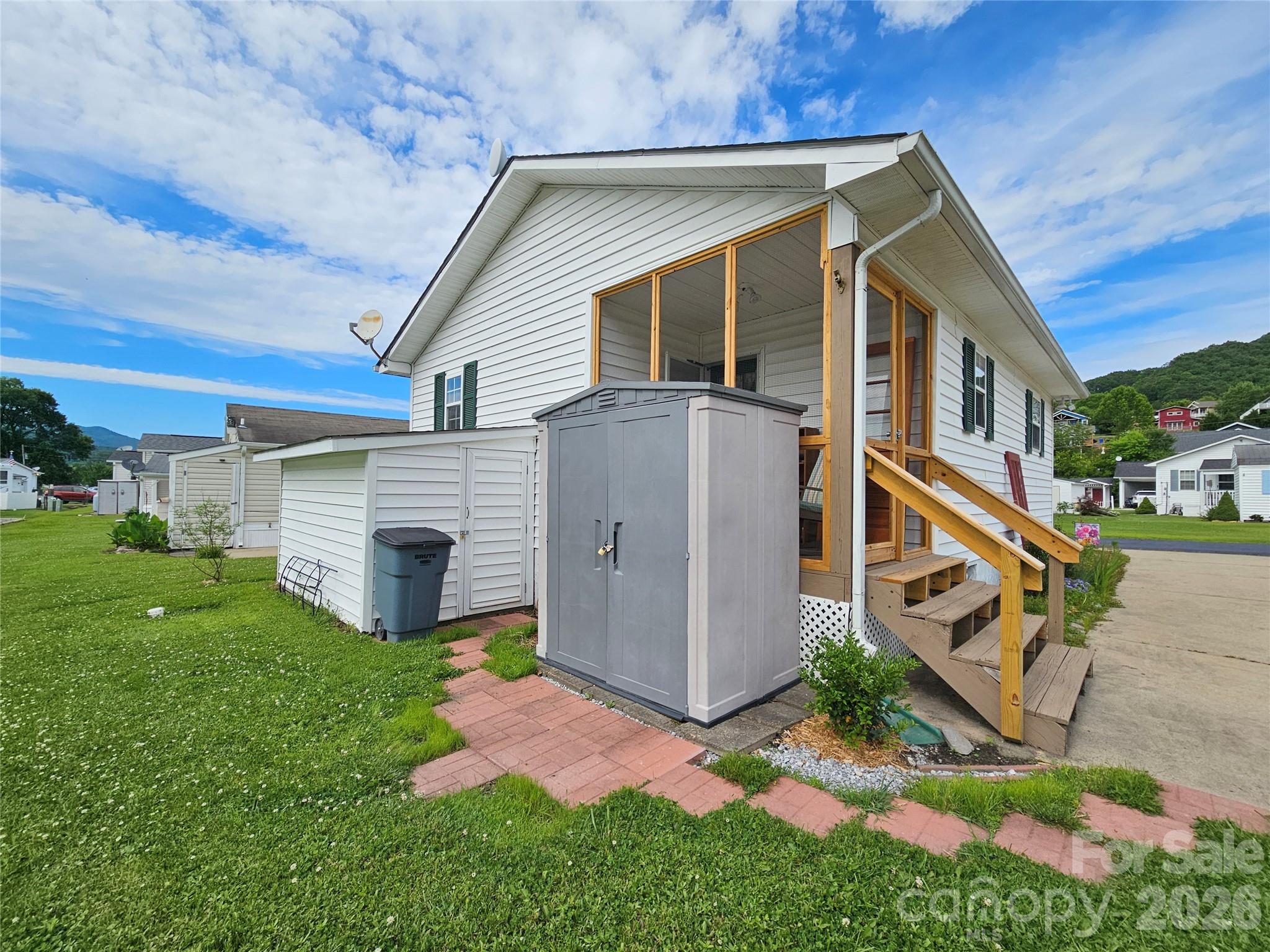 68 Strollers Lane — Waynesville