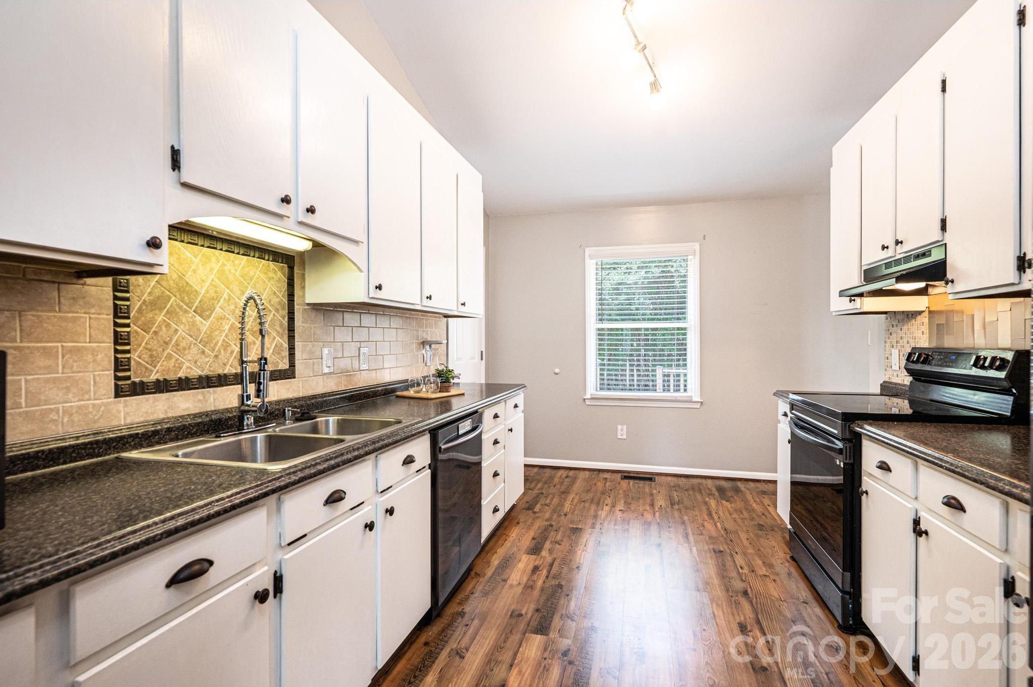 4158 Arrowhead Drive NE — Hickory