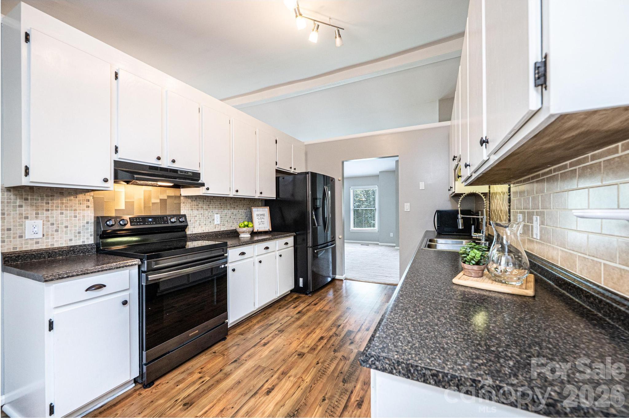 4158 Arrowhead Drive NE — Hickory