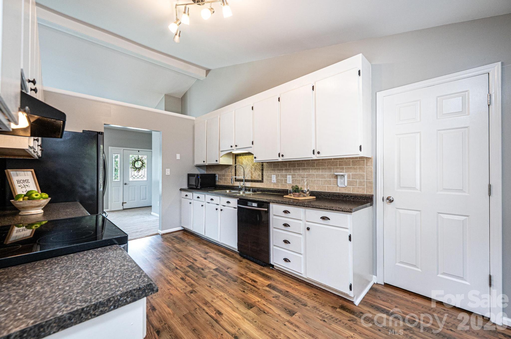 4158 Arrowhead Drive NE — Hickory