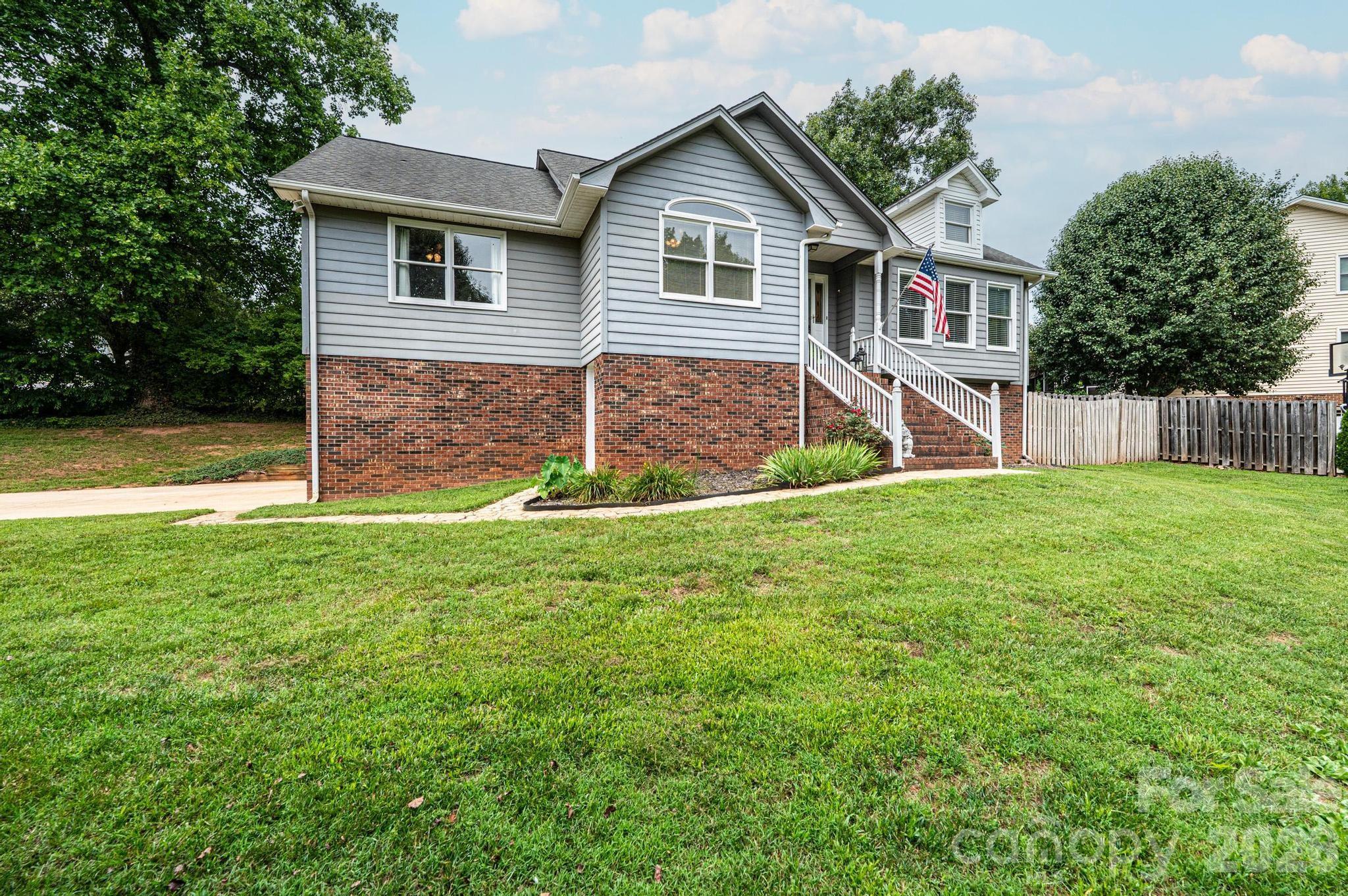 4158 Arrowhead Drive NE — Hickory
