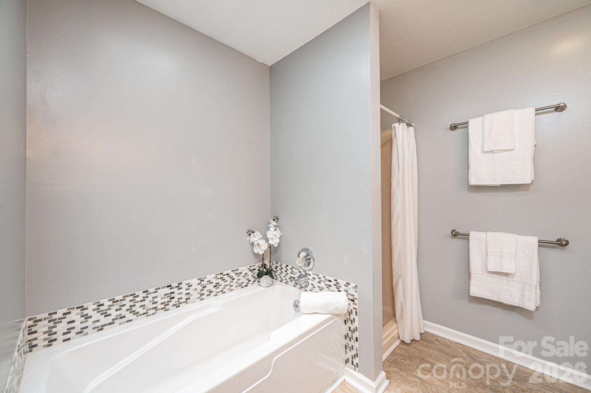 4158 Arrowhead Drive NE — Hickory