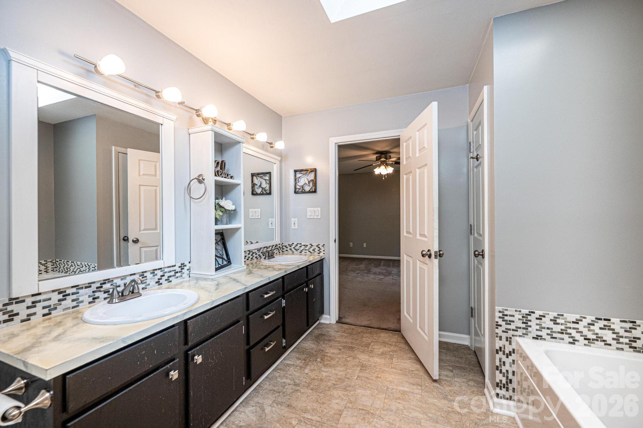 4158 Arrowhead Drive NE — Hickory