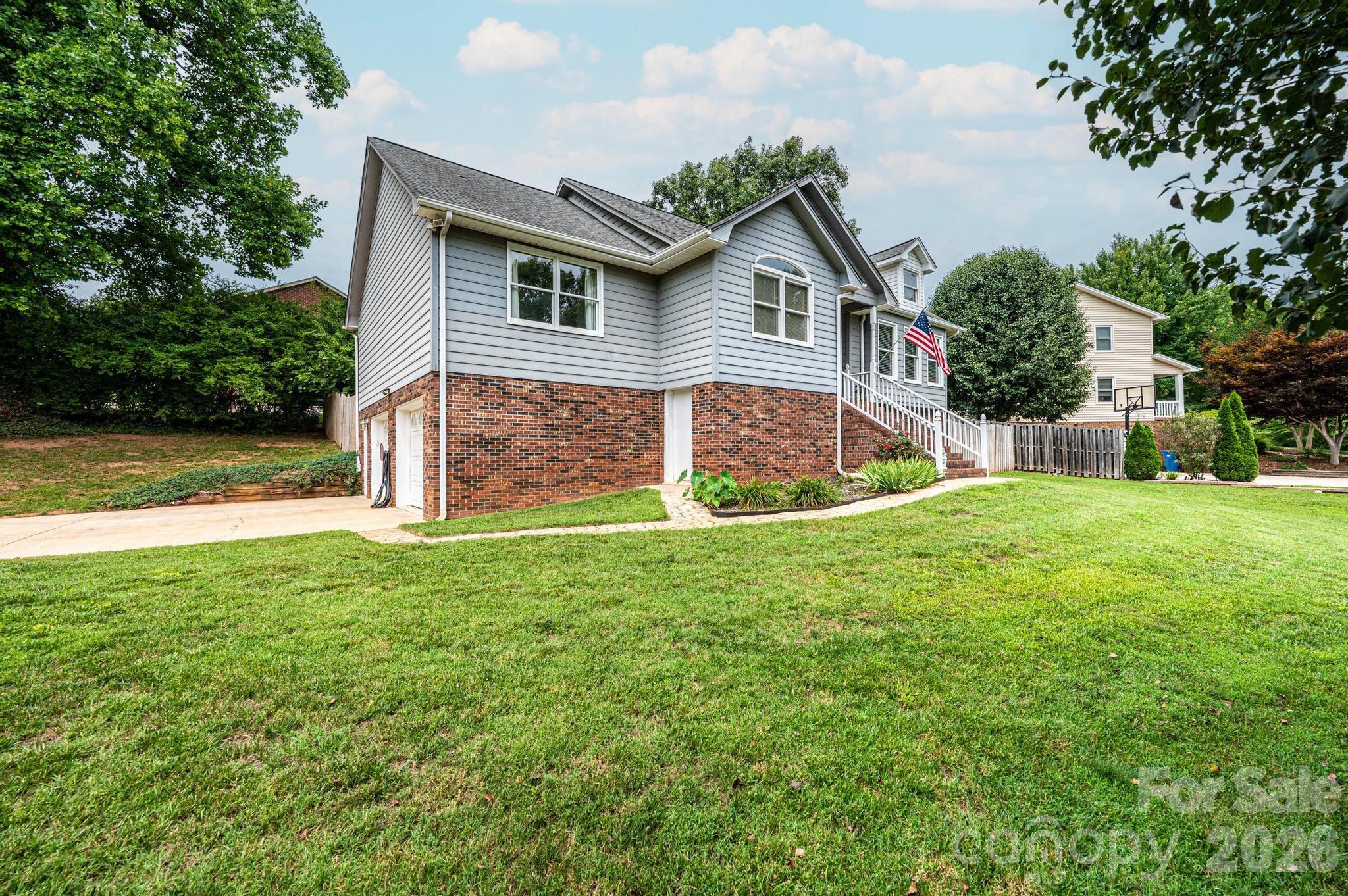 4158 Arrowhead Drive NE — Hickory