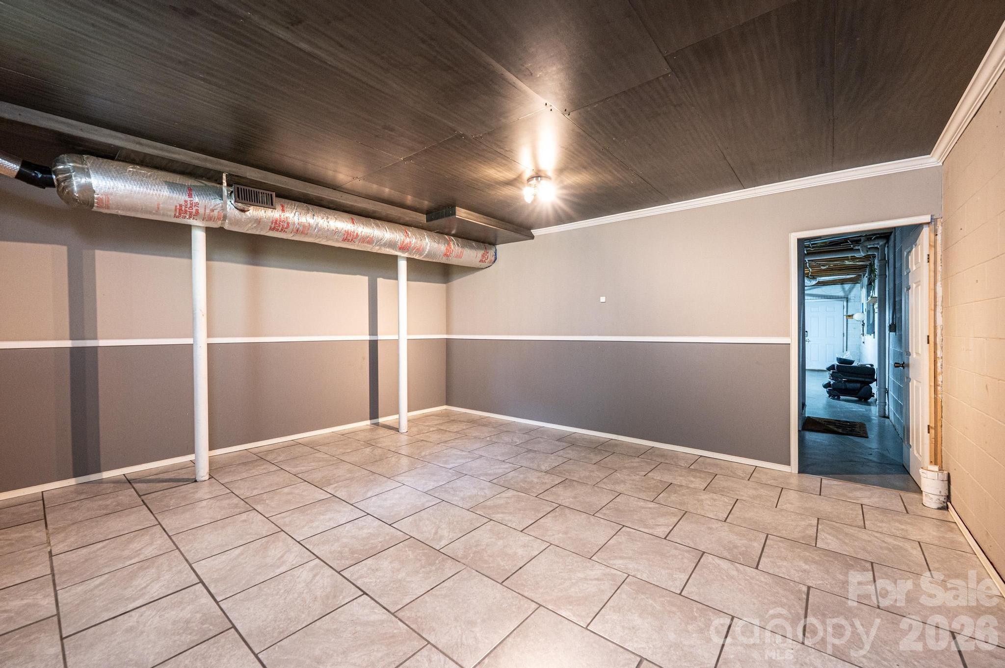 4158 Arrowhead Drive NE — Hickory