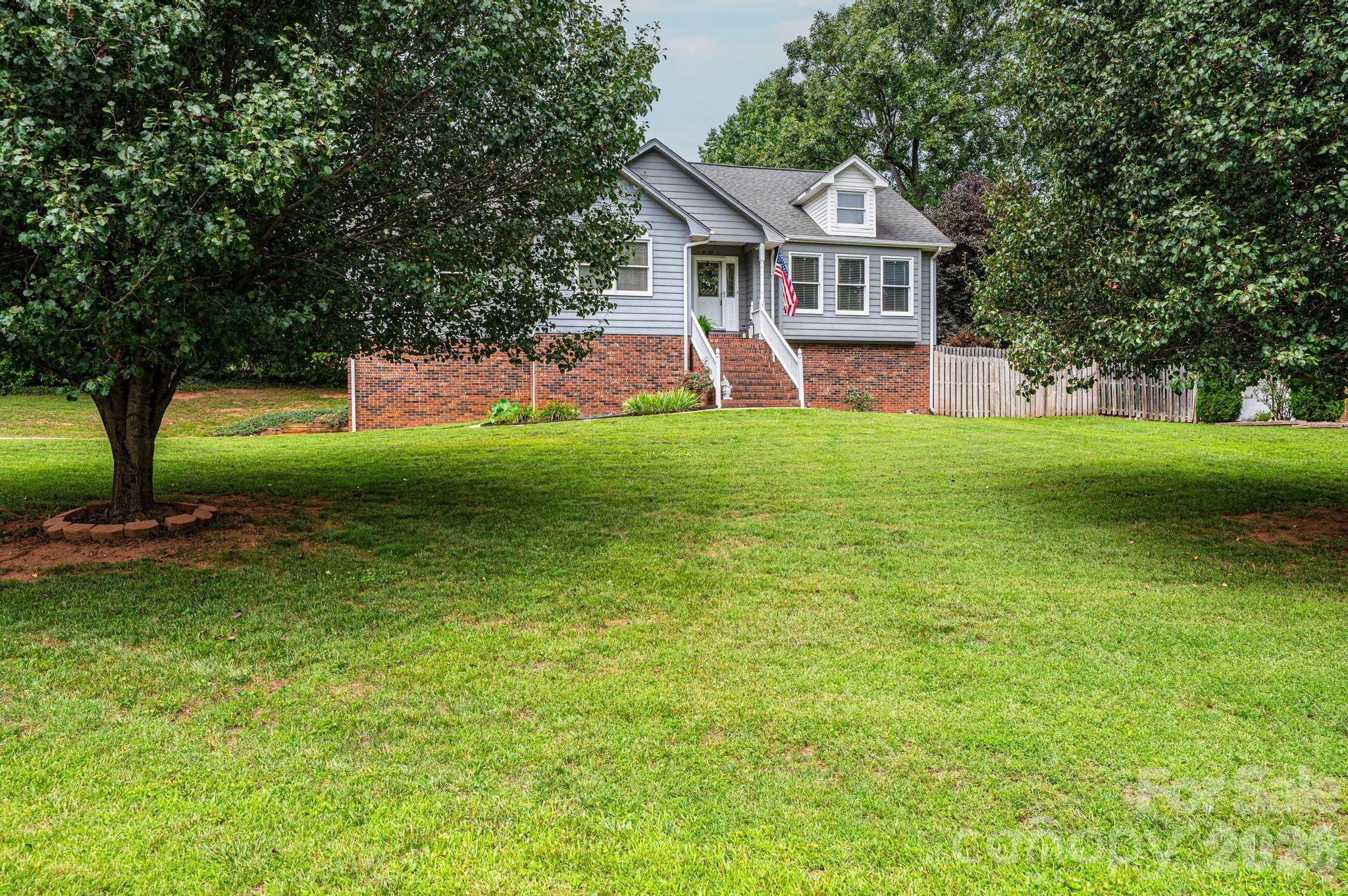 4158 Arrowhead Drive NE — Hickory
