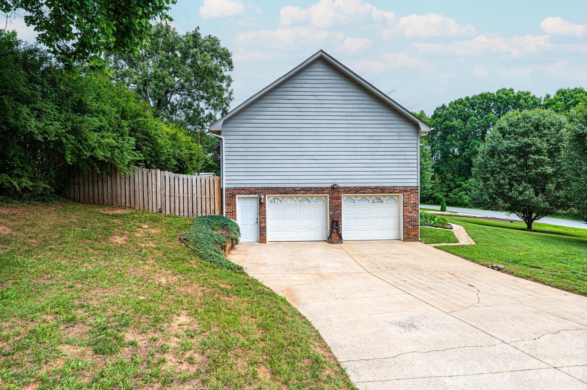 4158 Arrowhead Drive NE — Hickory