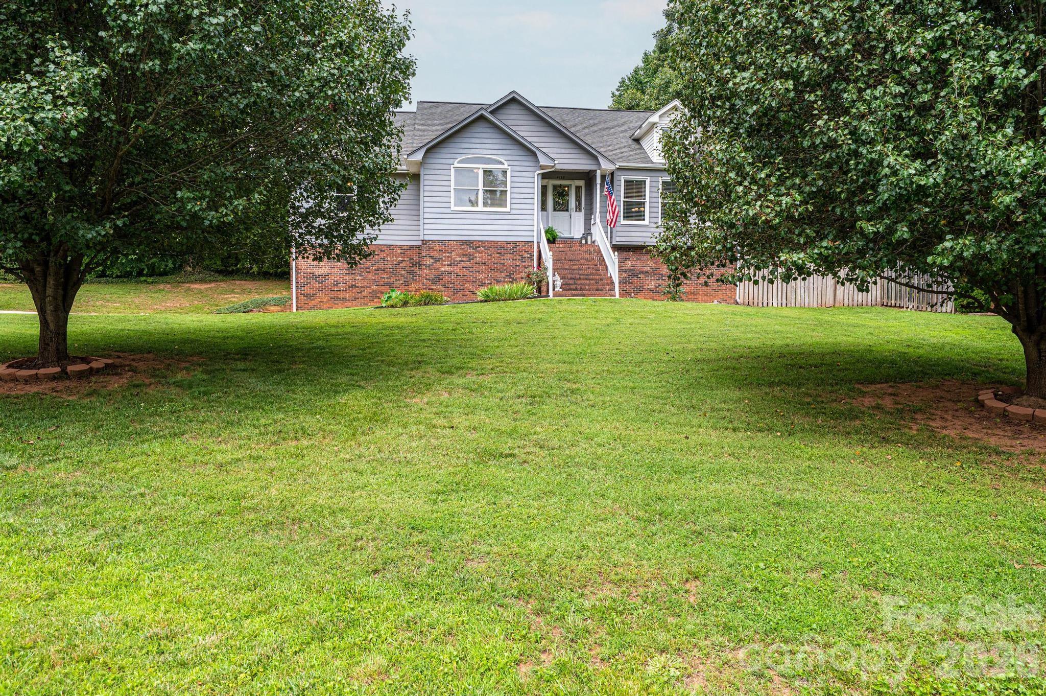 4158 Arrowhead Drive NE — Hickory