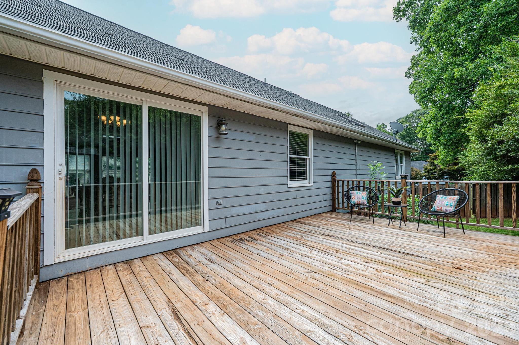 4158 Arrowhead Drive NE — Hickory