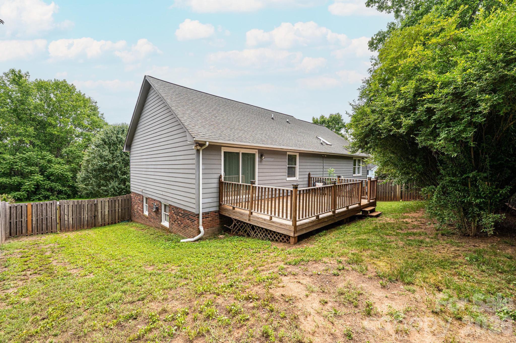4158 Arrowhead Drive NE — Hickory