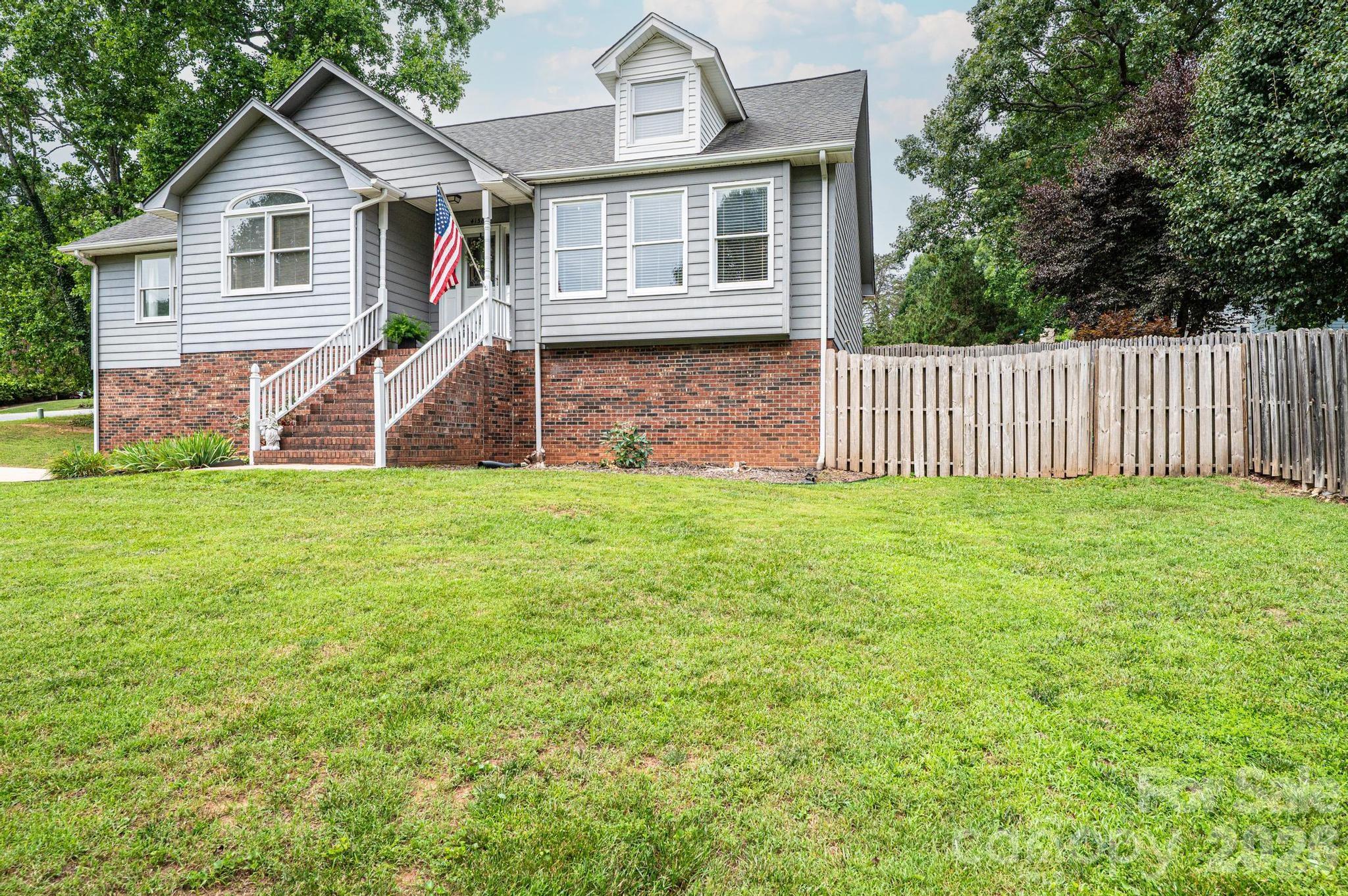 4158 Arrowhead Drive NE — Hickory