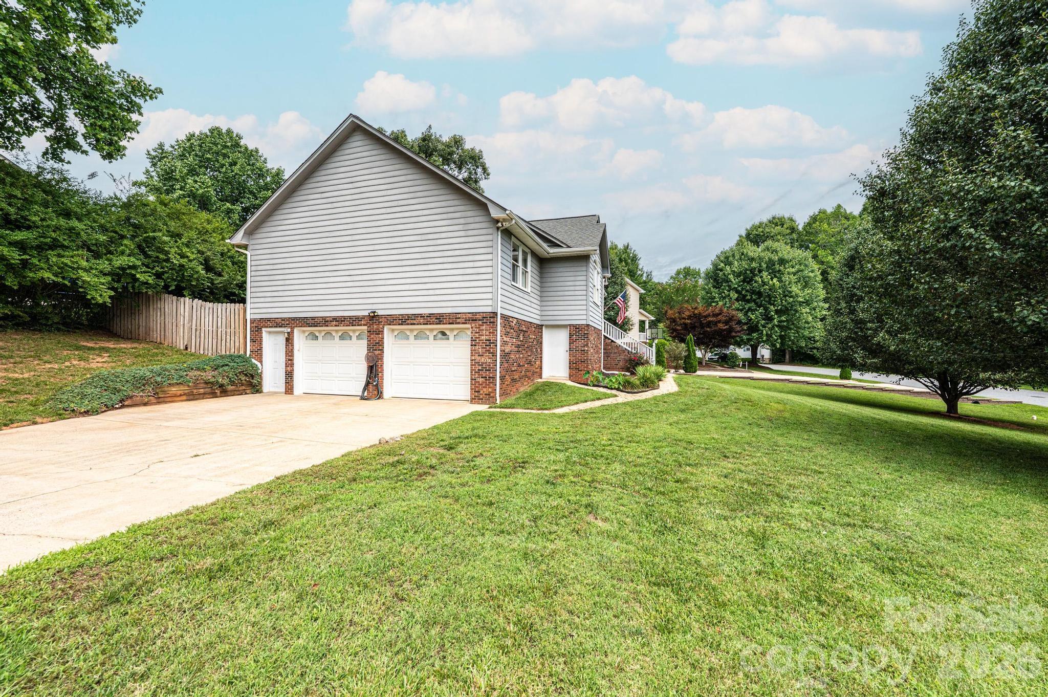 4158 Arrowhead Drive NE — Hickory