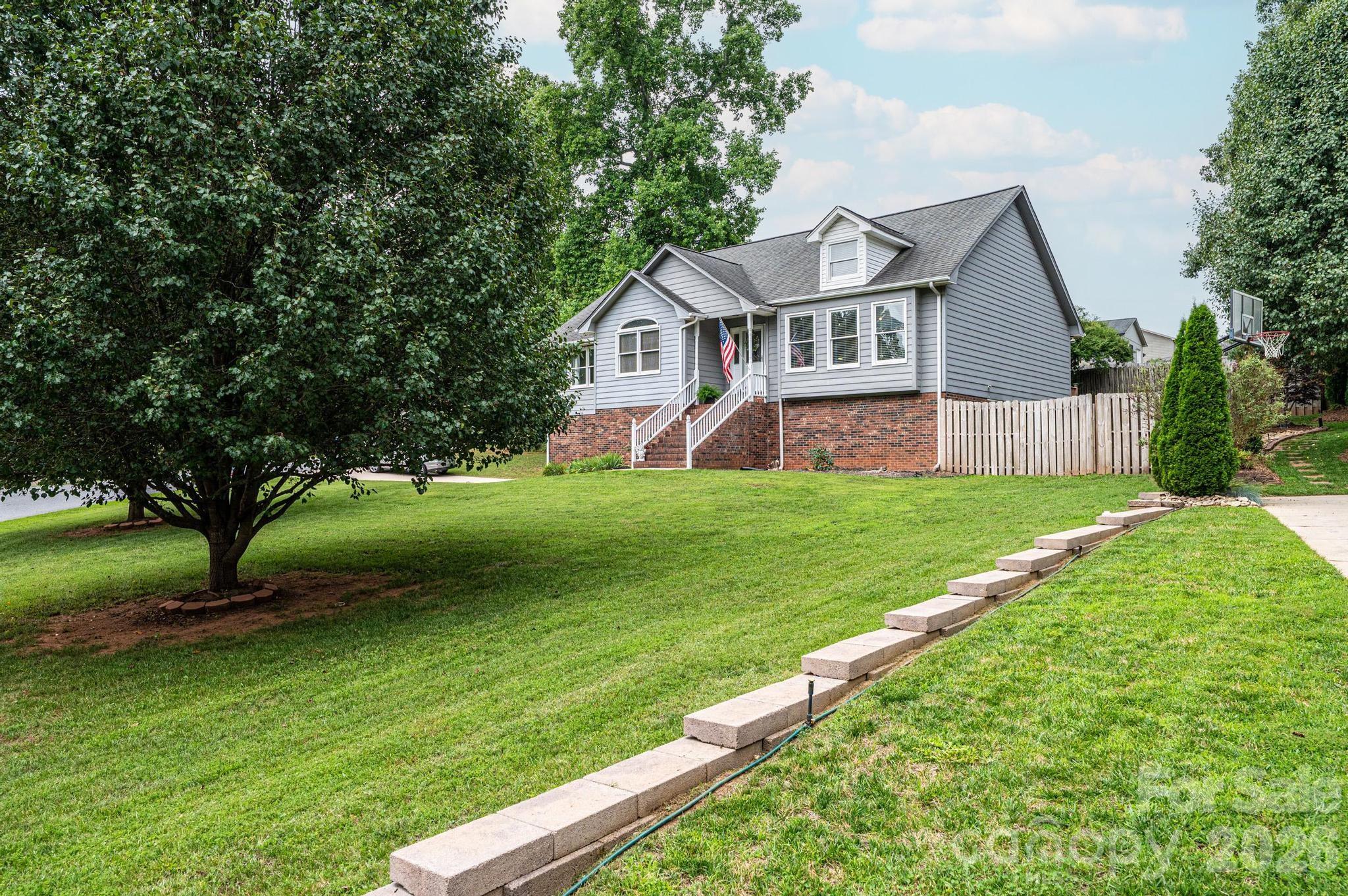 4158 Arrowhead Drive NE — Hickory