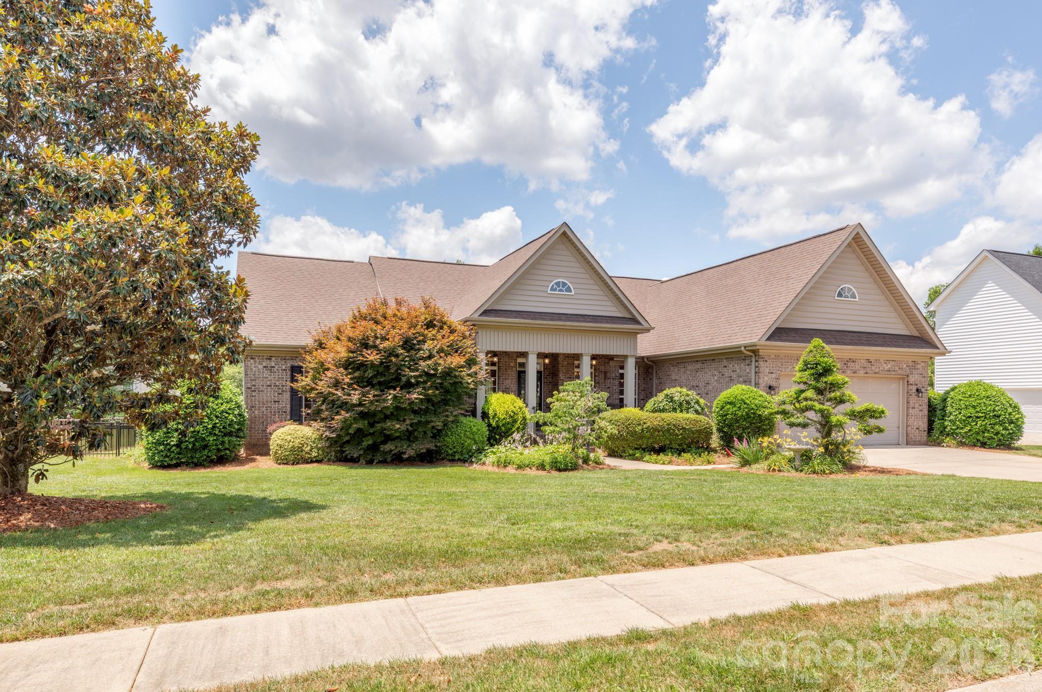 7032 Kidwelly Lane — Matthews
