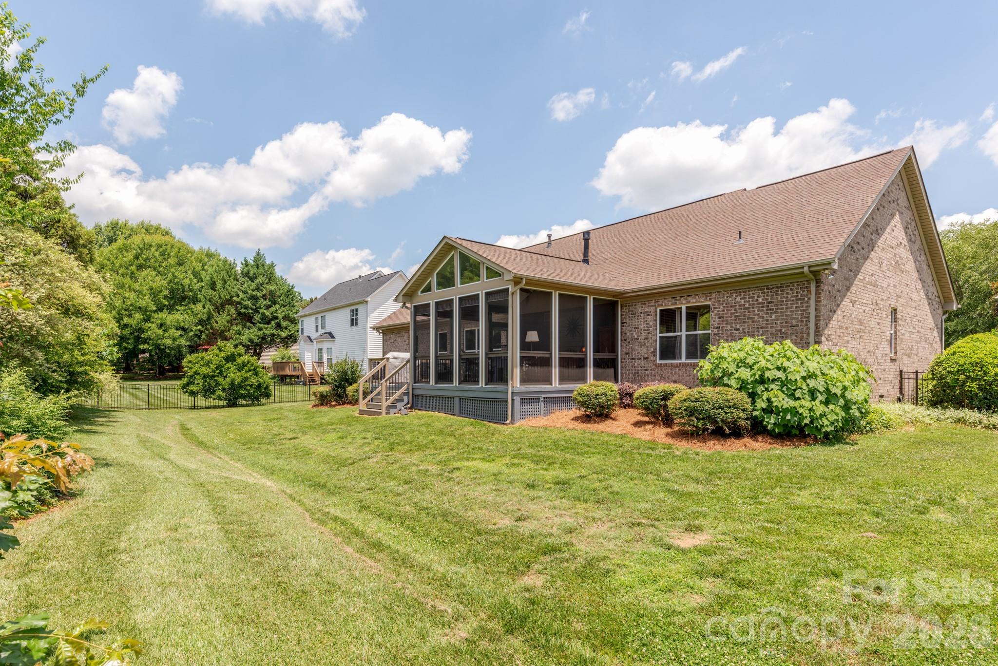 7032 Kidwelly Lane — Matthews