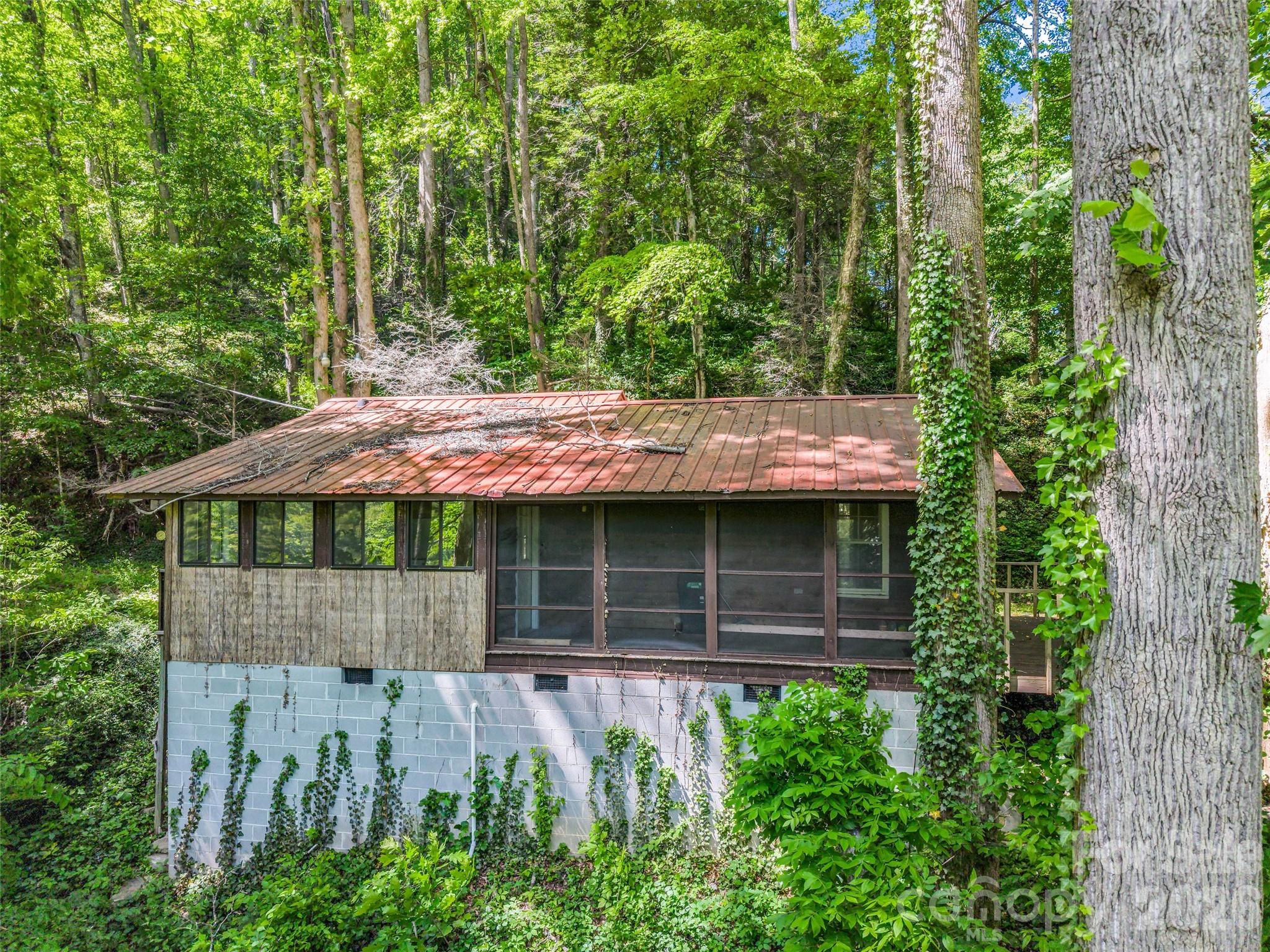 247 Legacy Layne Drive — Hendersonville