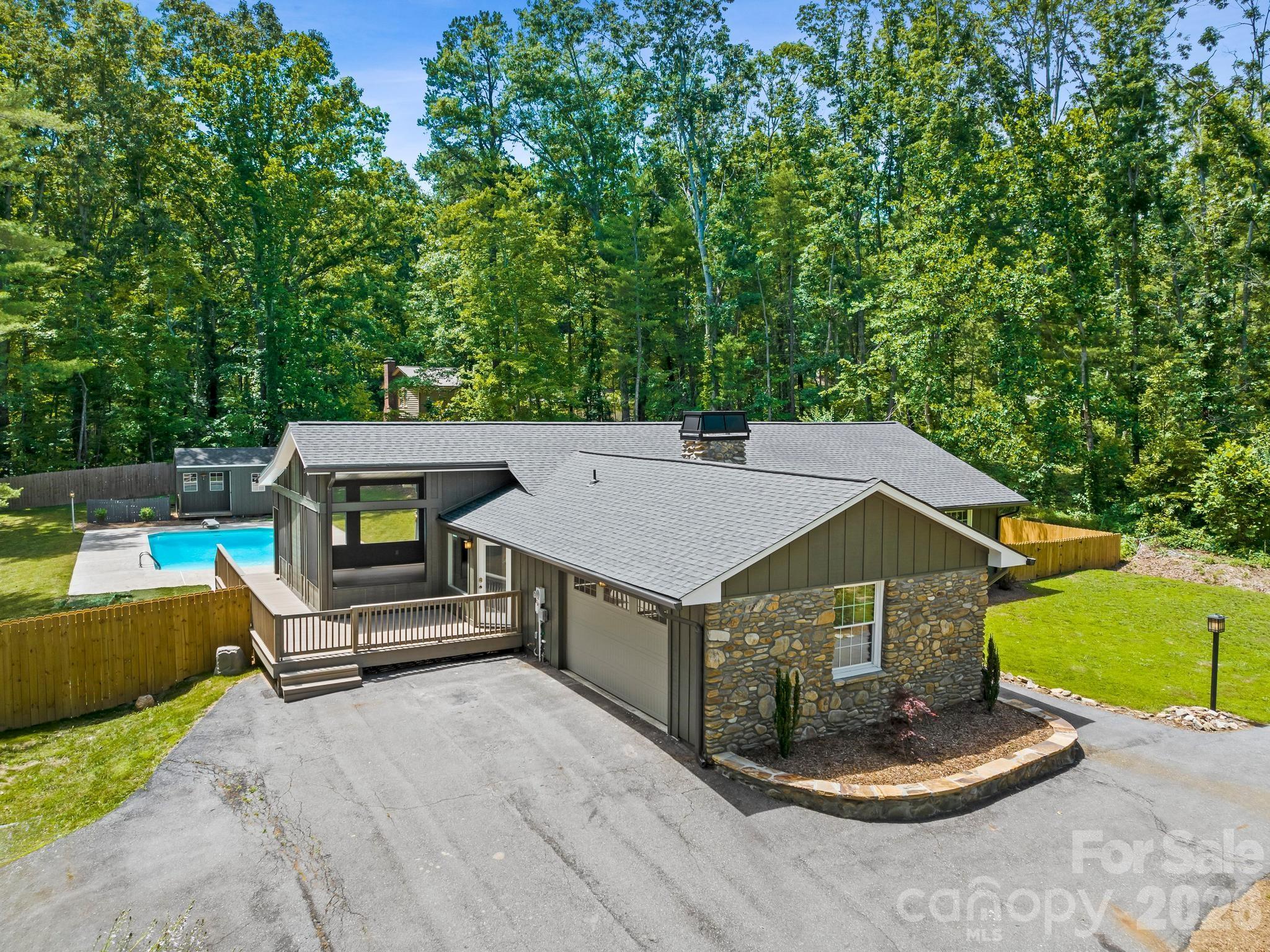 26 Glen Cove Road — Arden