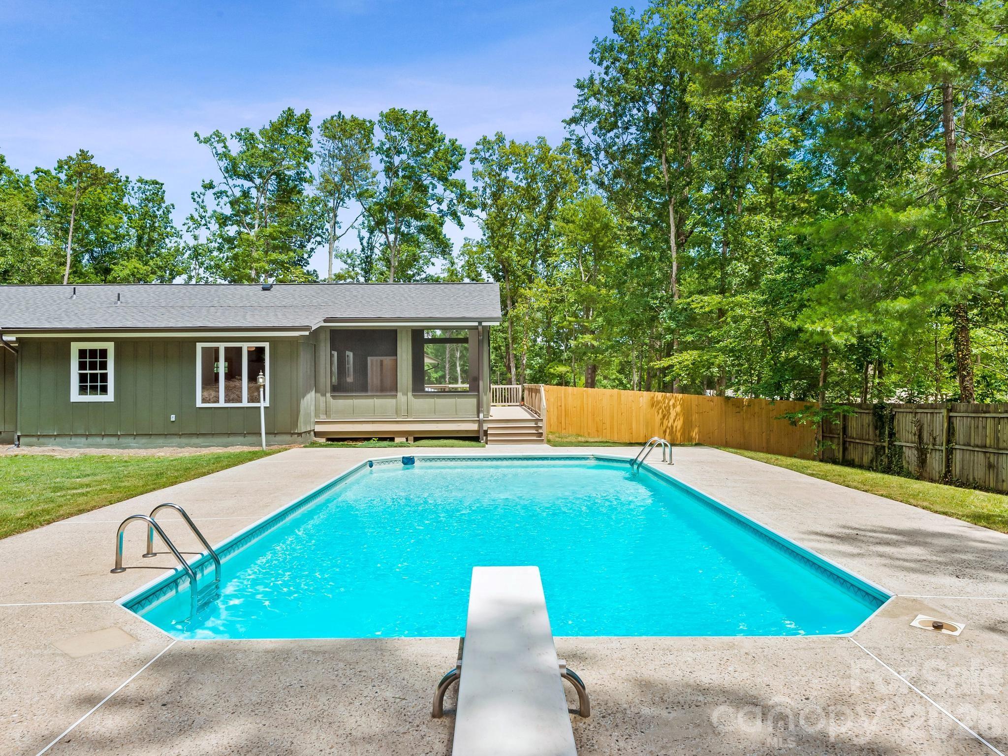 26 Glen Cove Road — Arden