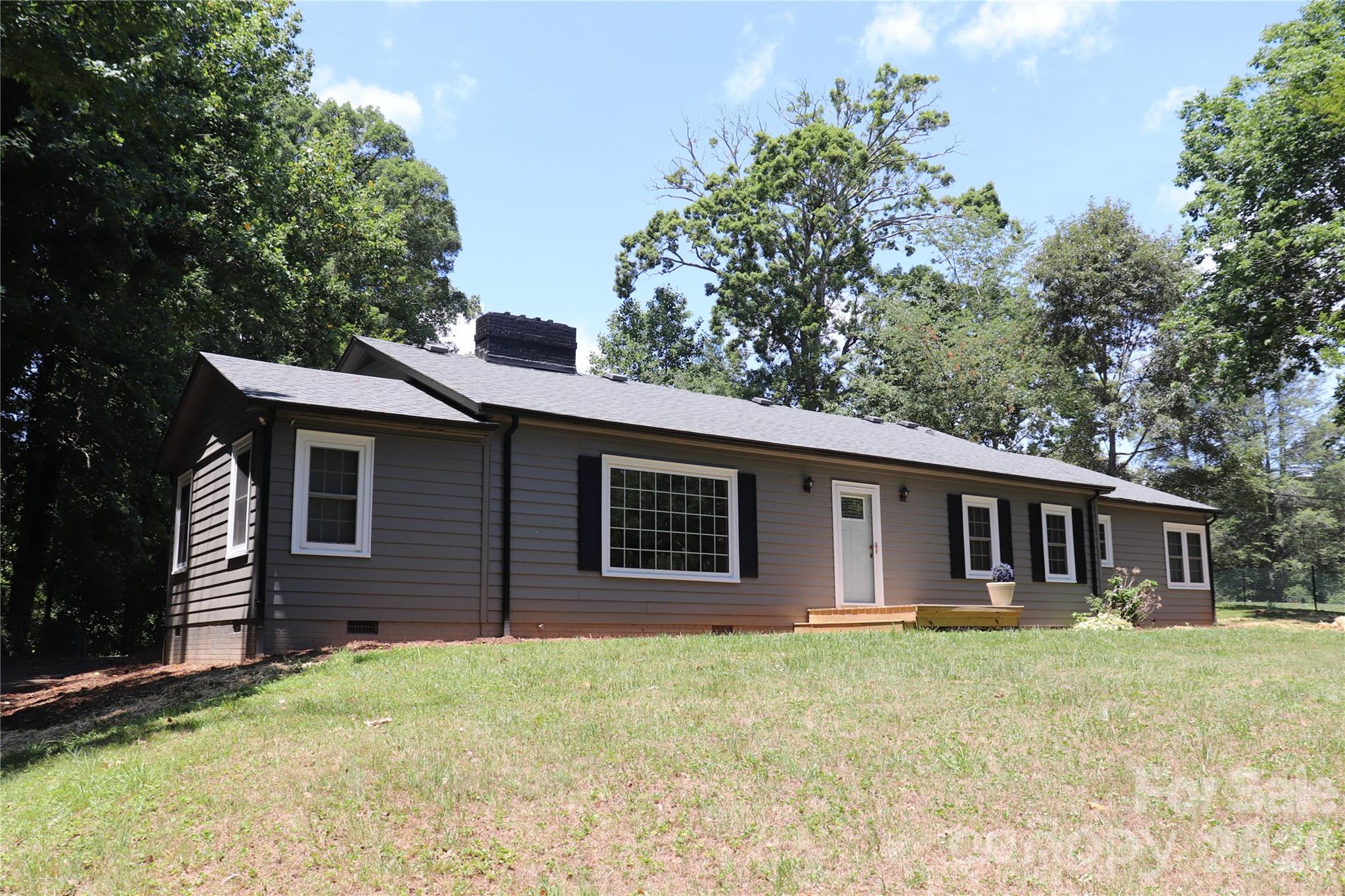 415 High Circle NW — Lenoir
