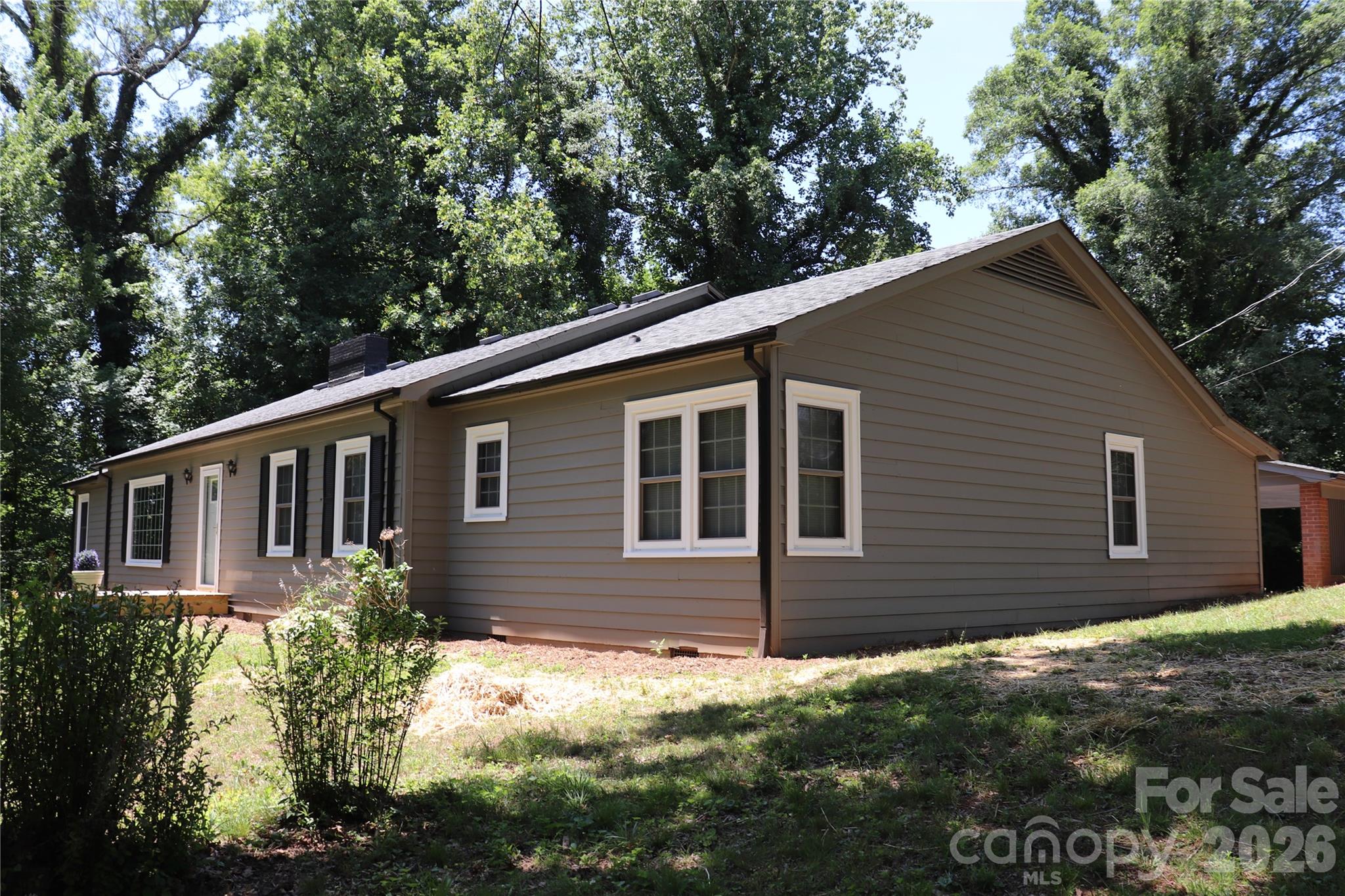 415 High Circle NW — Lenoir