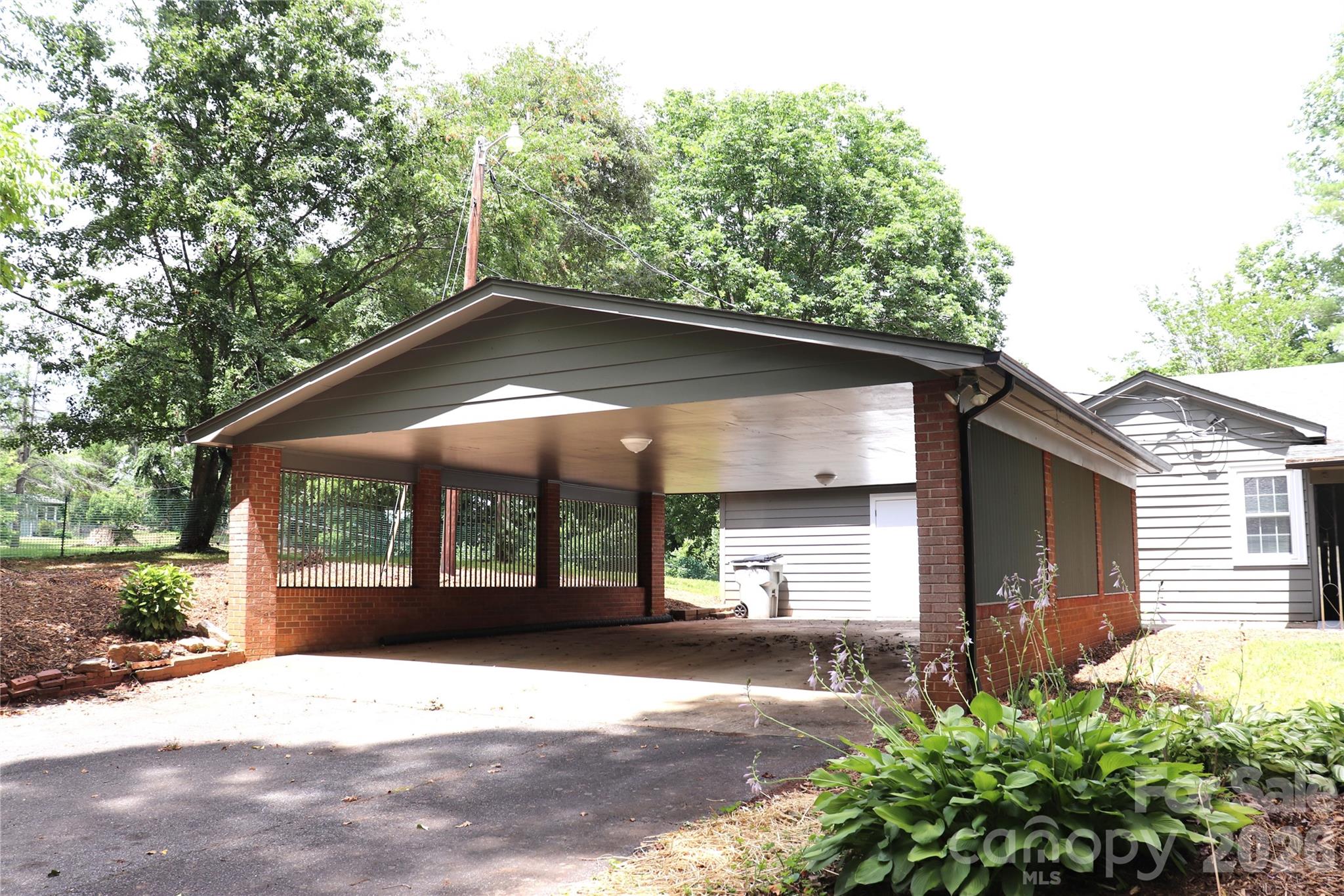 415 High Circle NW — Lenoir