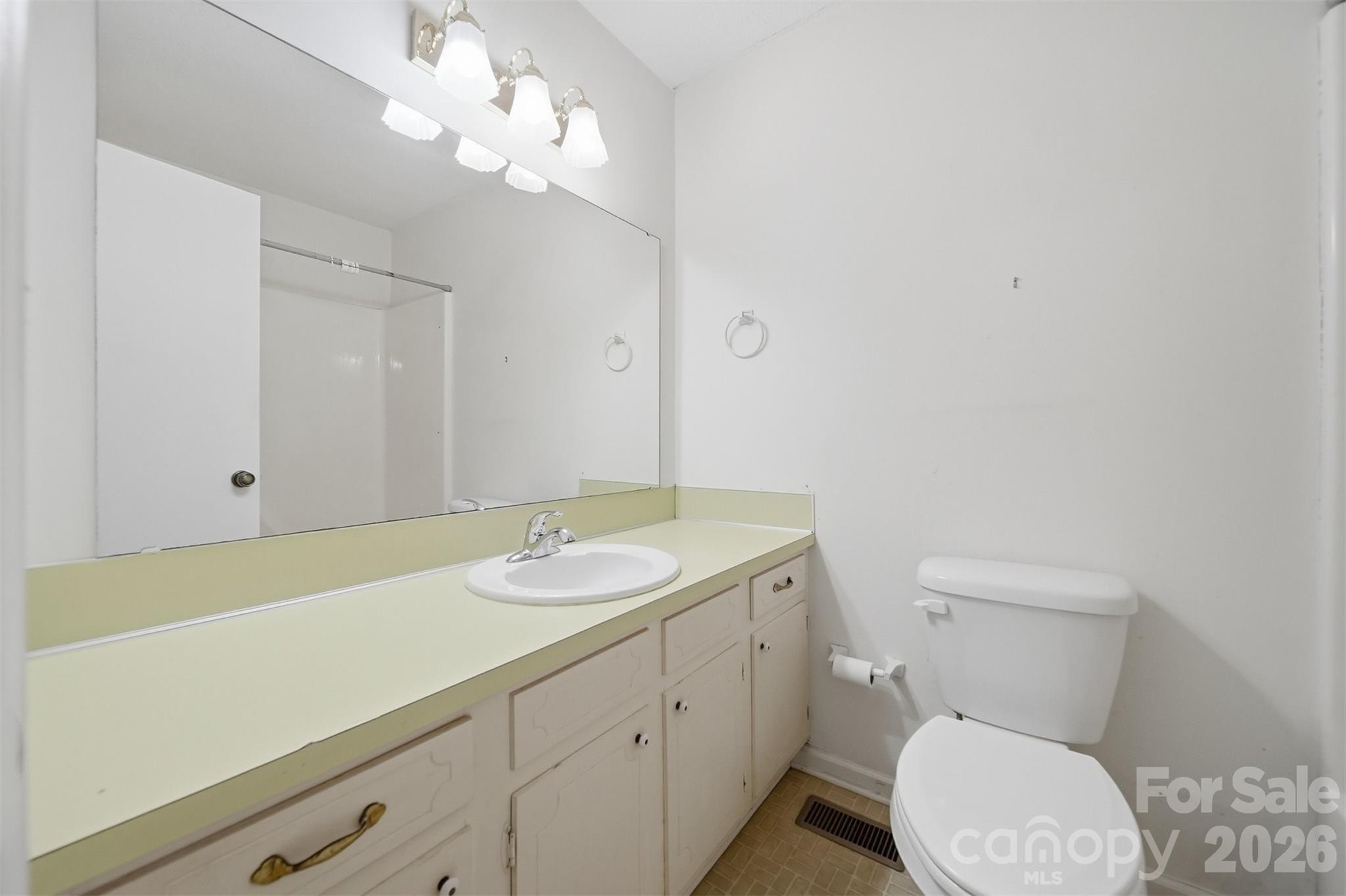 3315 23rd Street NE — Hickory