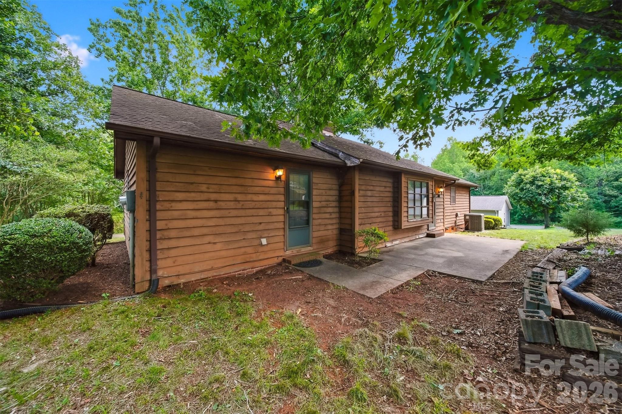 3315 23rd Street NE — Hickory
