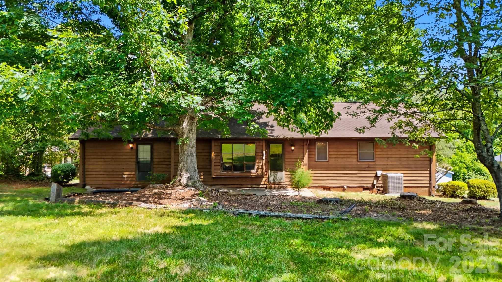 3315 23rd Street NE — Hickory