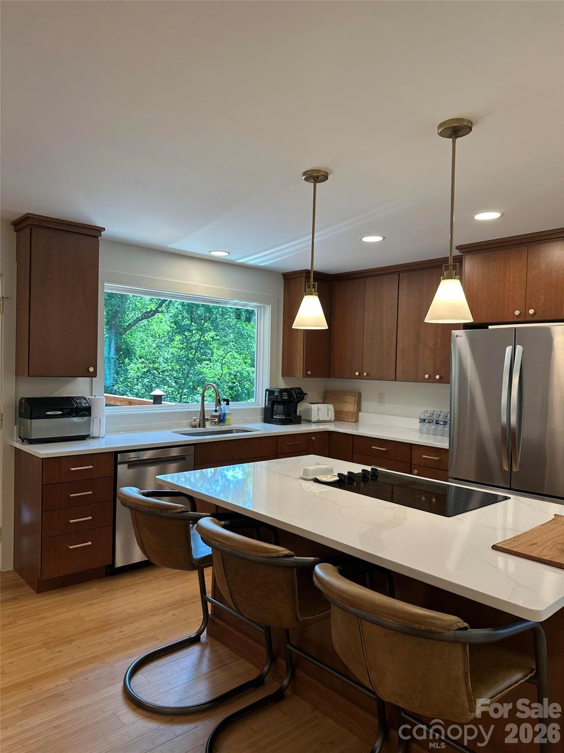 10 Oakwood Drive — Weaverville