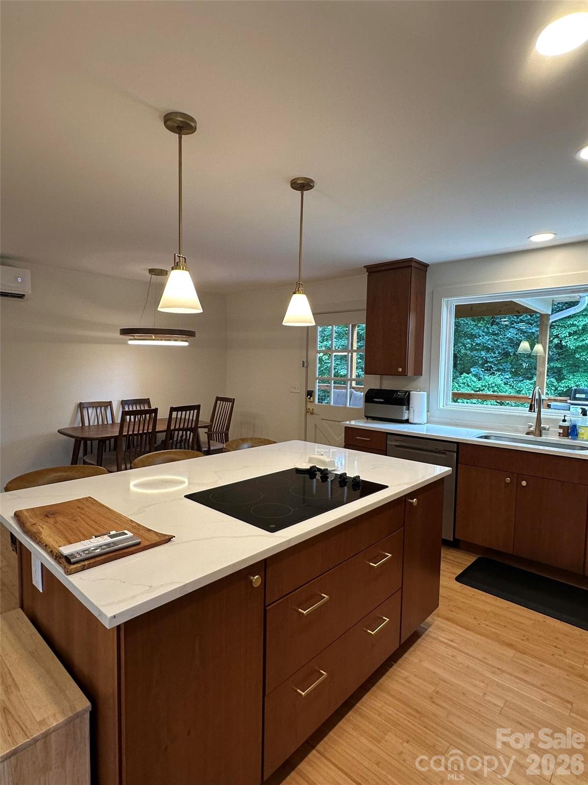 10 Oakwood Drive — Weaverville
